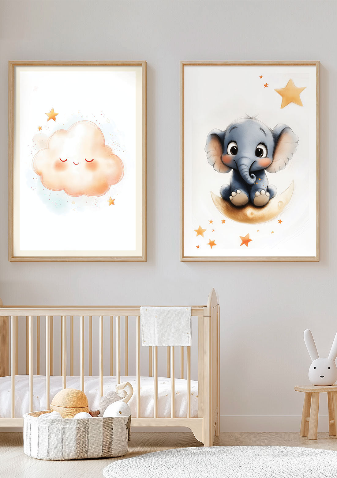 Duo d'affiche pour chambre bébé encadrée dans une chambre d'enfant.
