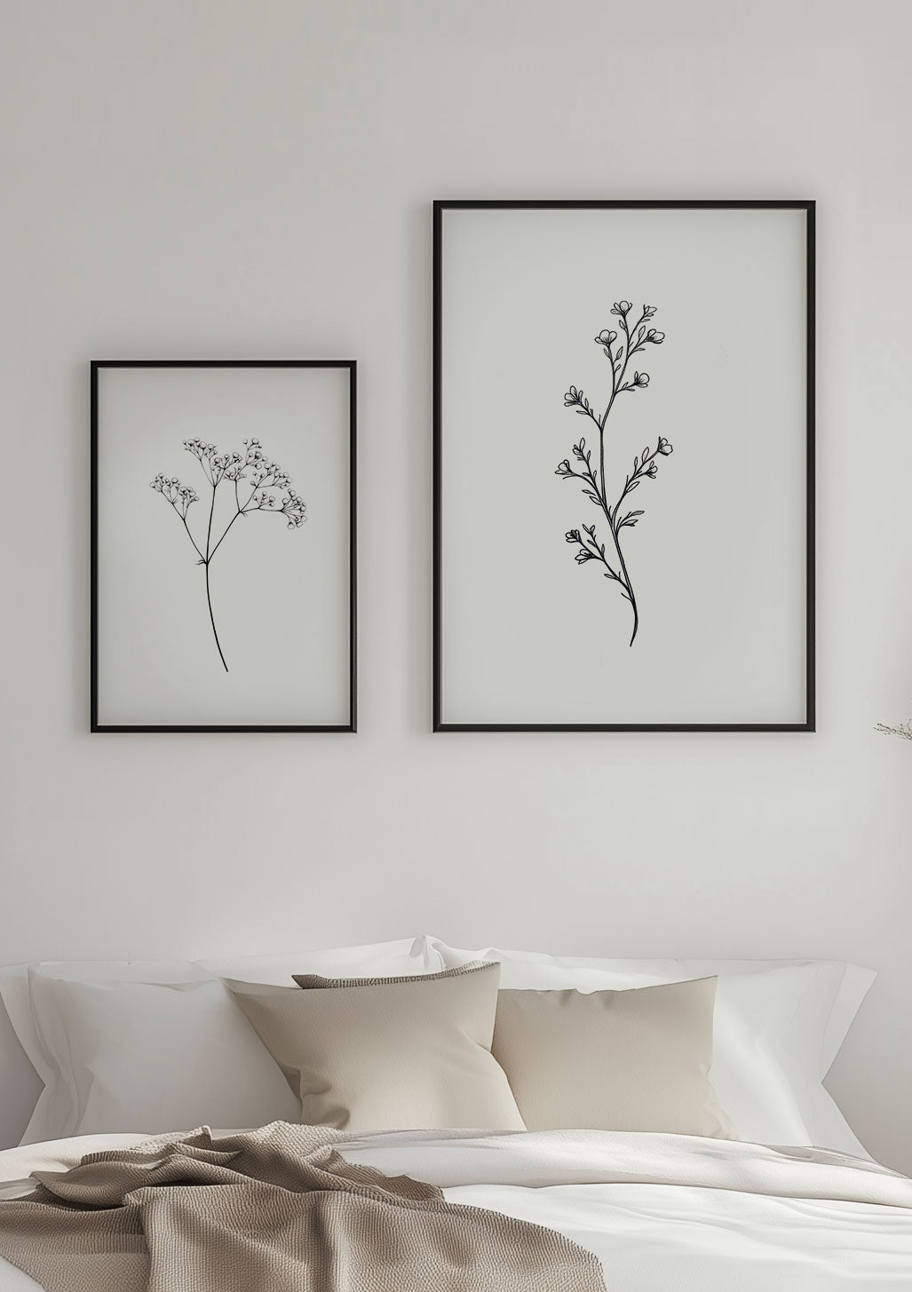 Duo d'affiche minimaliste fleurs en noir et blanc, encadrée sur le mur d'une chambre.