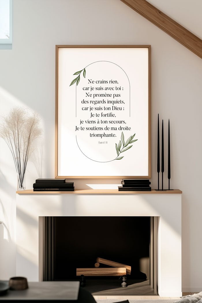 Affiche chrétienne verset de la bible Esaïe 41:10 encadrée au dessus d'une cheminée
