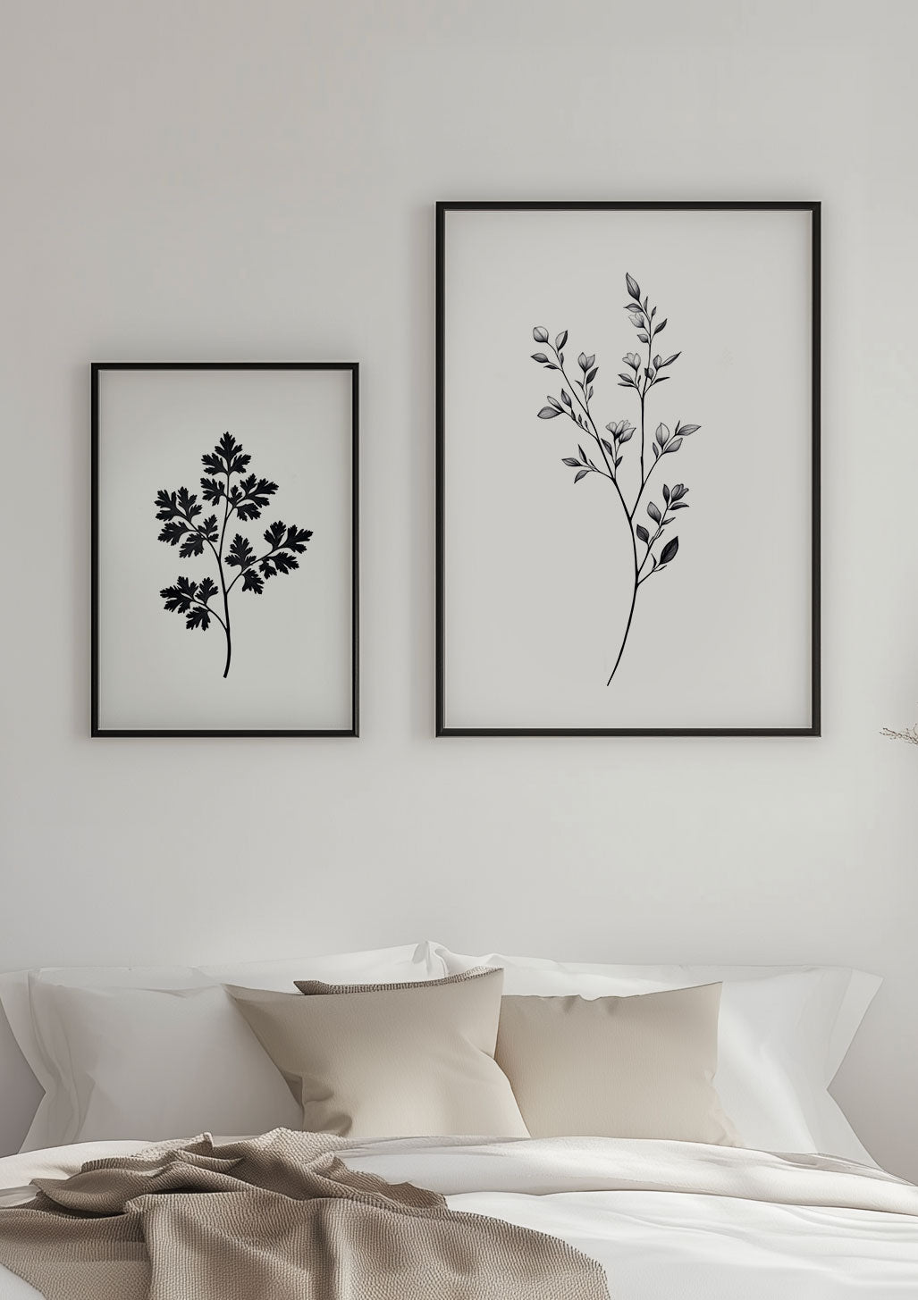 Duo d'illustration botanique en noir et blanc sur le mur d'une chambre.