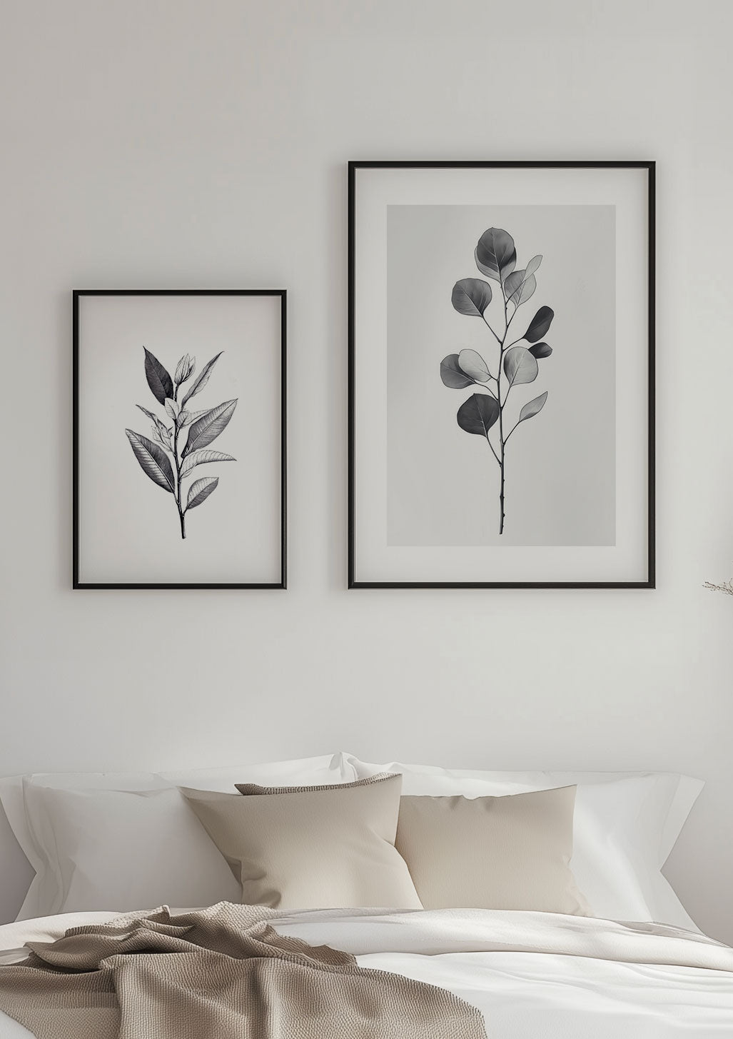 Duo d'affiches florales en noir et blanc, mise en valeur dans une chambre.