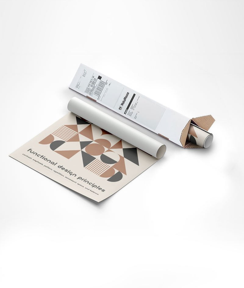 Emballage de l'affiche géométrie minimaliste dans un carton triangle.