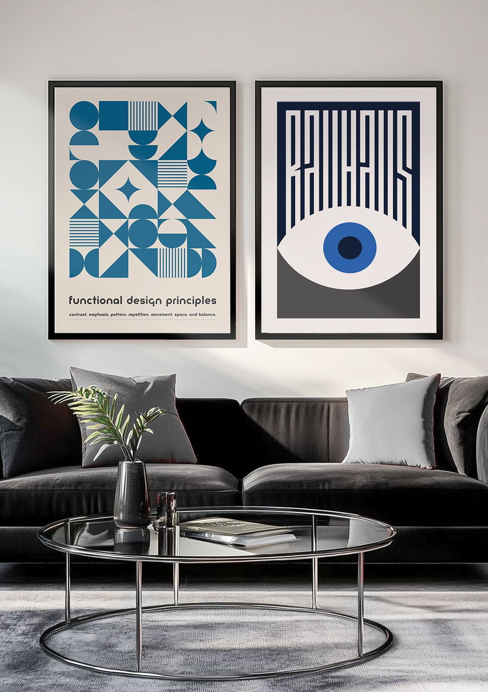 Les deux affiches teintes bleues encadrées dans un salon.