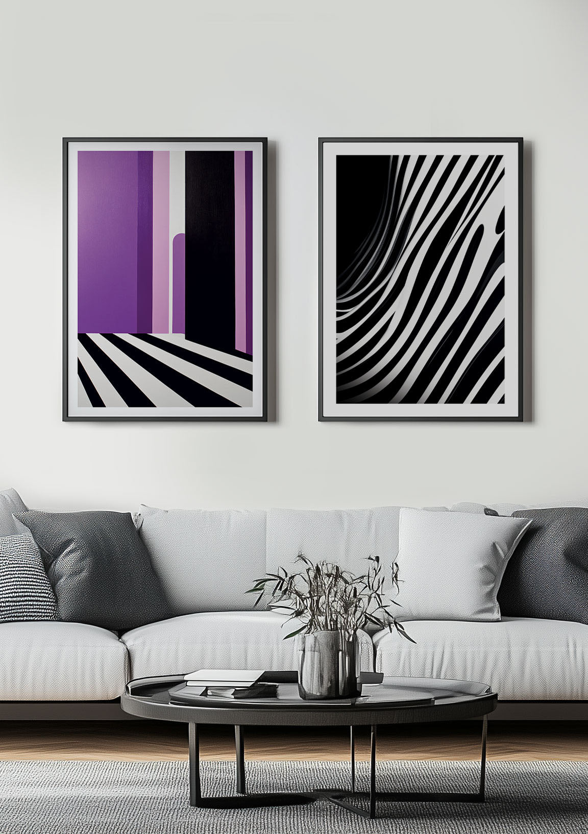 Duo d'affiches à rayures noires et blanches encadrées sur le mur d'un salon