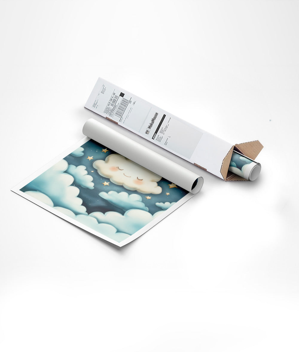 Affiche pour chambre bébé nuages dans la nuit emballée dans un carton triangulaire.