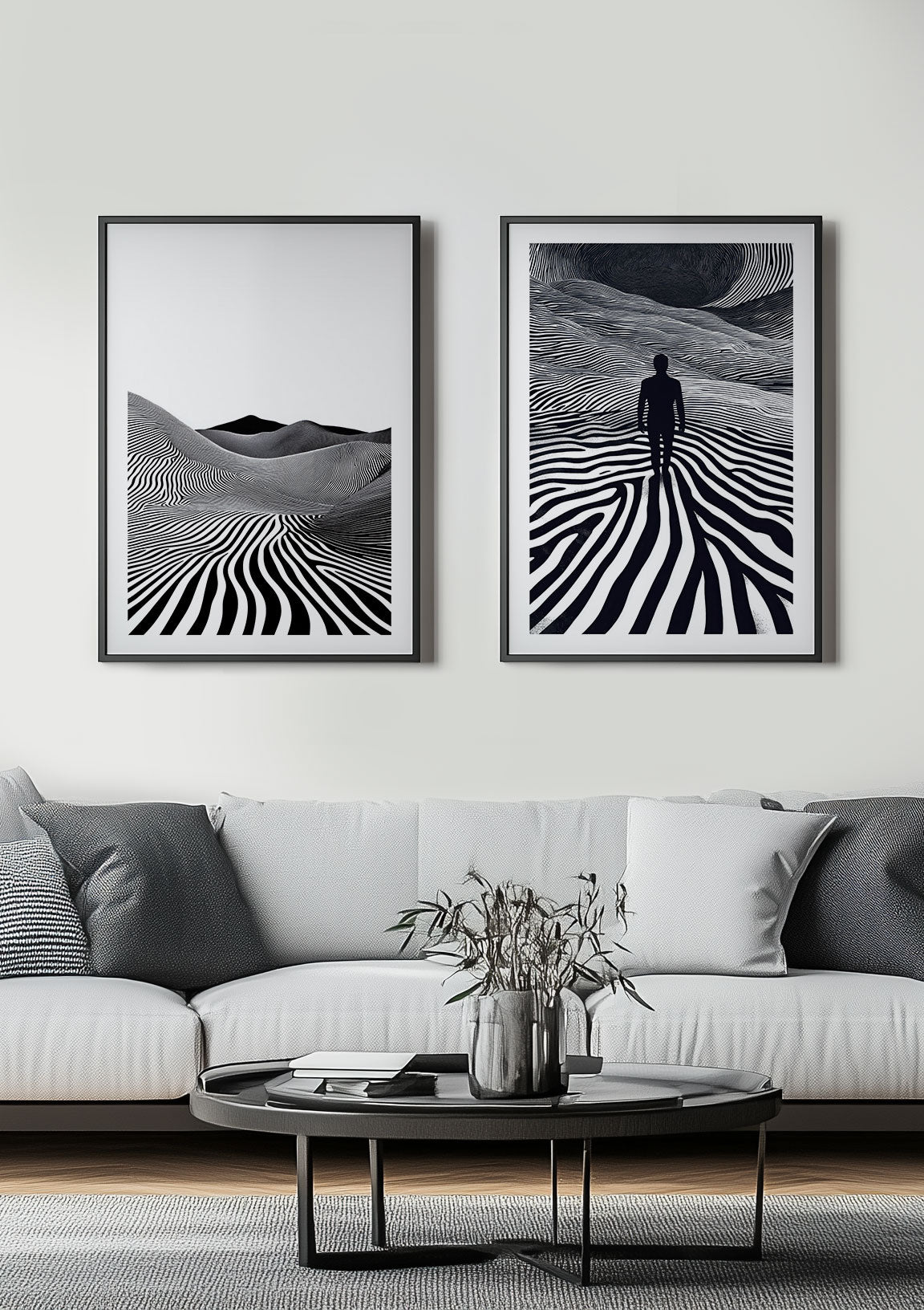 Duo d'affiches en noir et blanc mises en situation dans un salon.