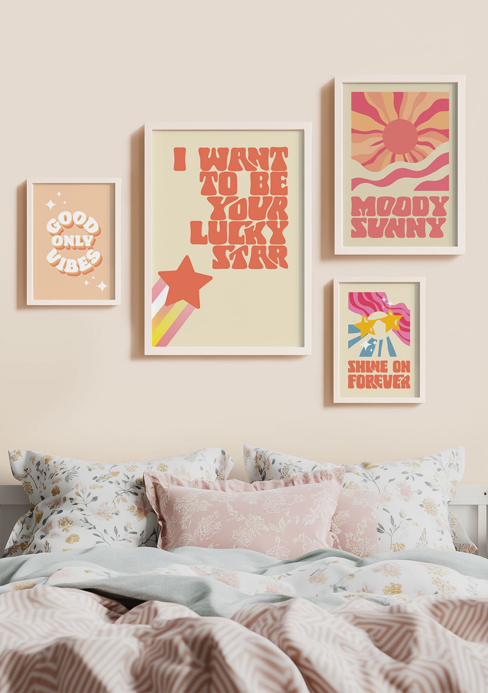 Lot de quatre poster funky typographique affichés sur le mur d'une chambre.