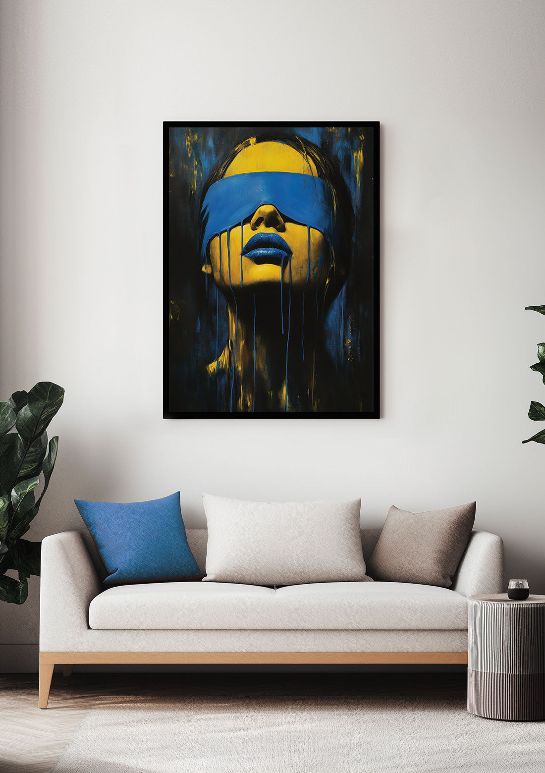 Affiche murale peinture femme au bandeau bleu mise en situation dans un salon.