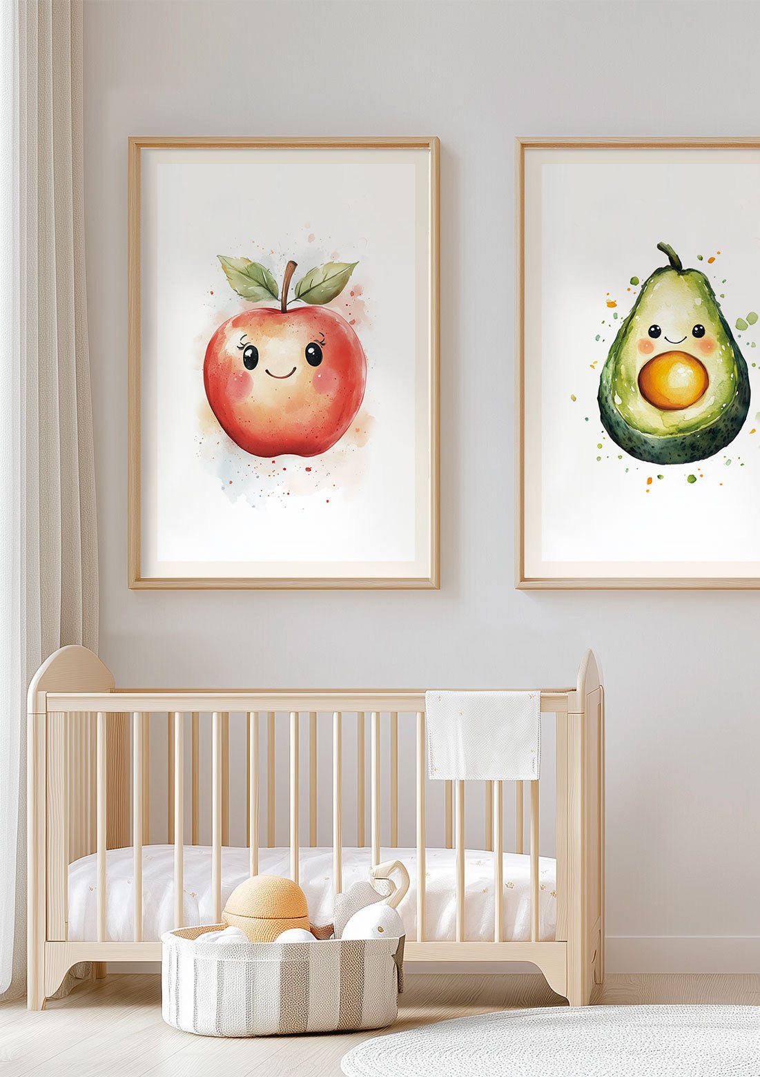 Affiche pour chambre bébé d'une pomme mise en situation dans une chambre à coté d'une autre affiche.