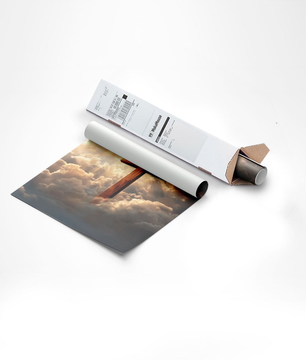Poster religion d'une croix en bois au milieu des nuages roulée sur tube et mis dans un carton