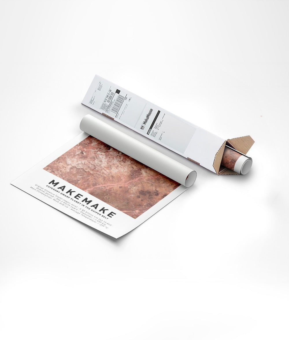 Emballage de l'affiche murale espace Makemake dans un carton de forme triangulaire.