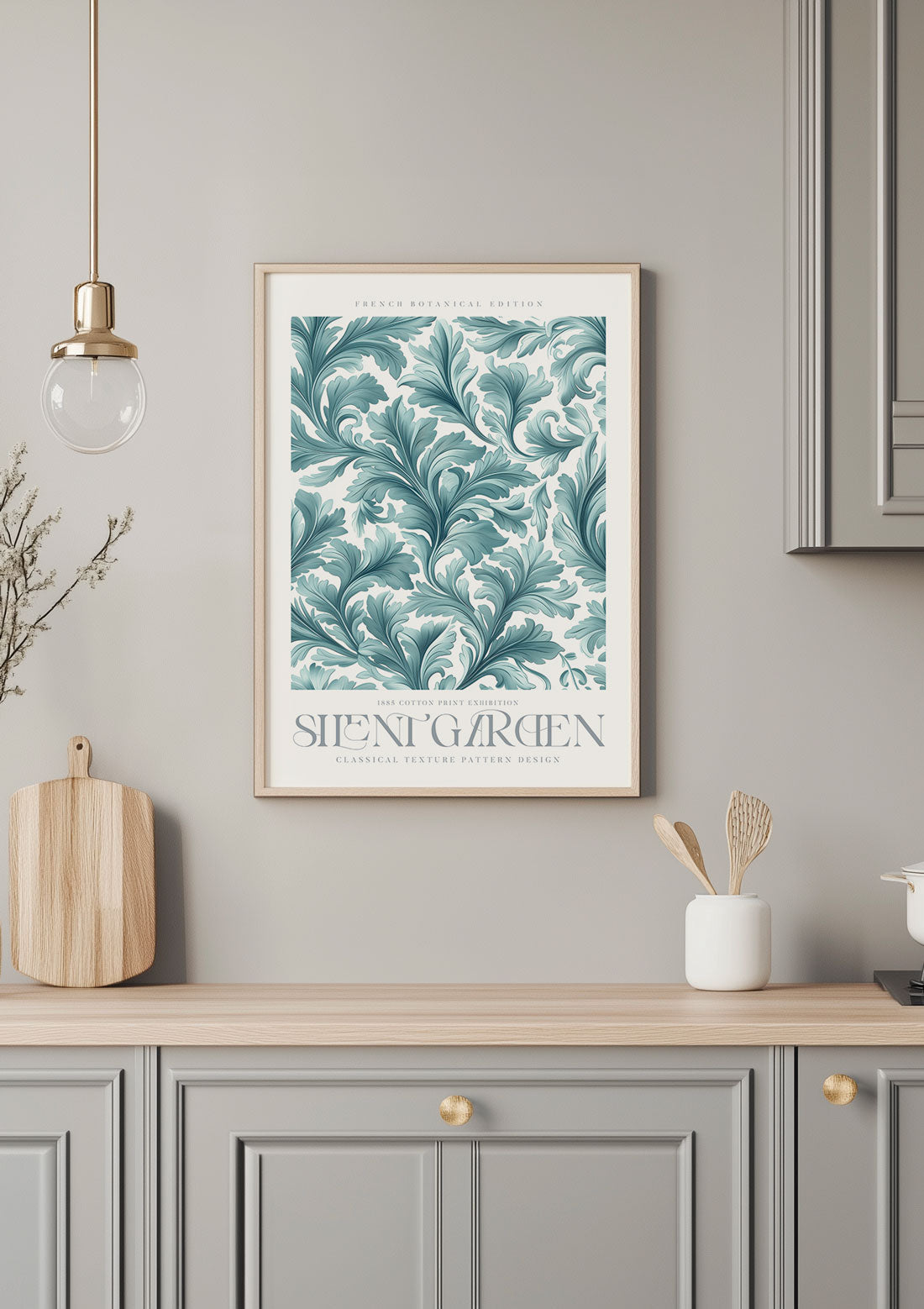 affiche murale William Morris d'un feuillage bleu-gris clair sur un mur, dans une cuisine.