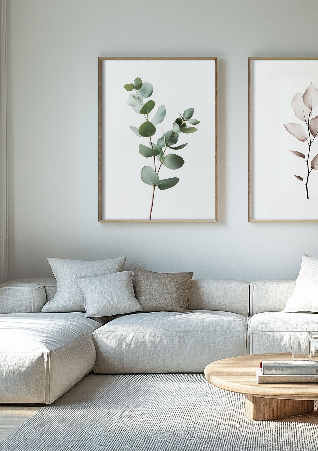 Mockup d'affiche murale botanique d'une branche d'eucalyptus sur mur blanc dans un salon.