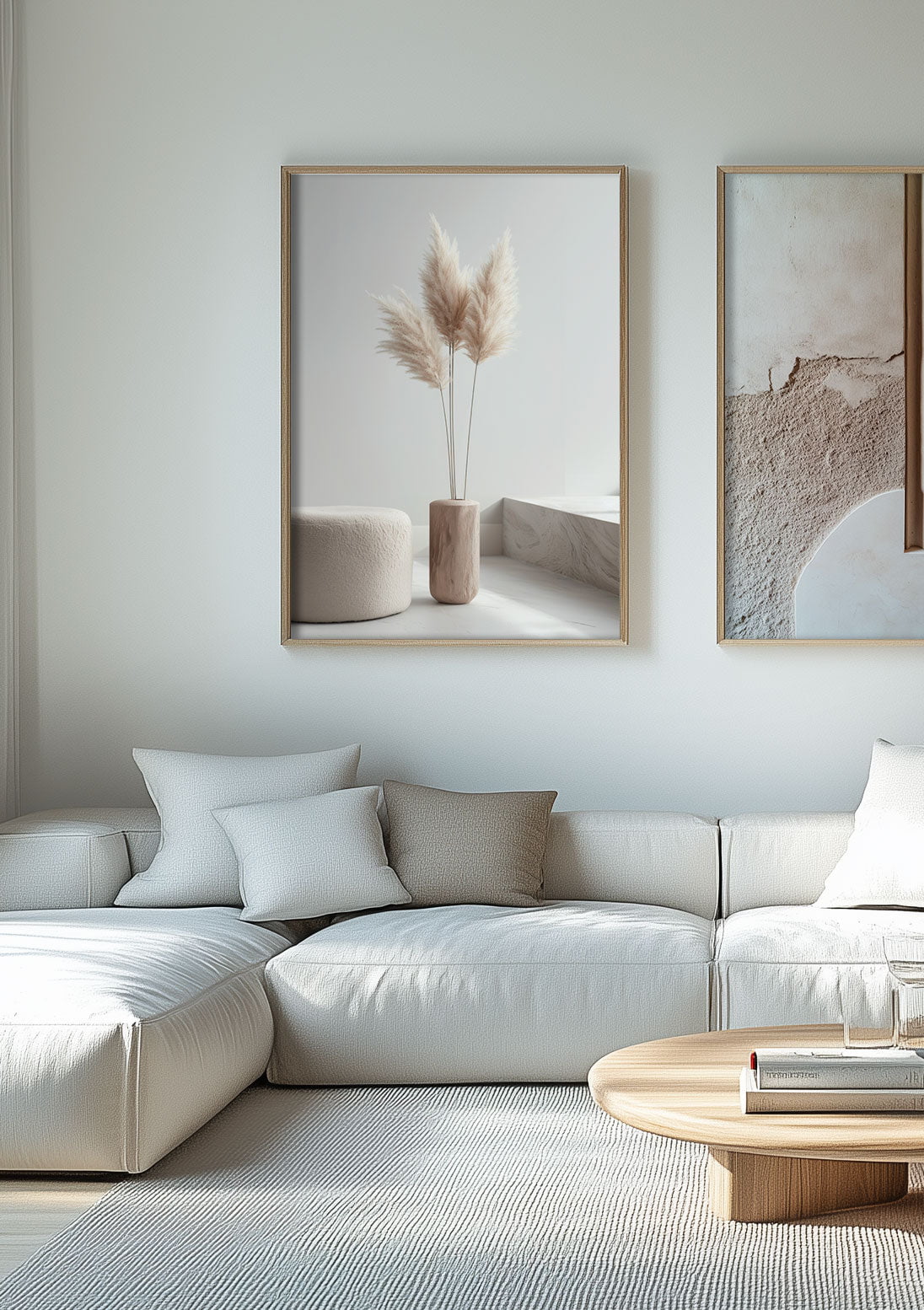 Mise en situation d'une photographie d'herbes de pampa placées dans un vase, sur un mur blanc dans un salon.