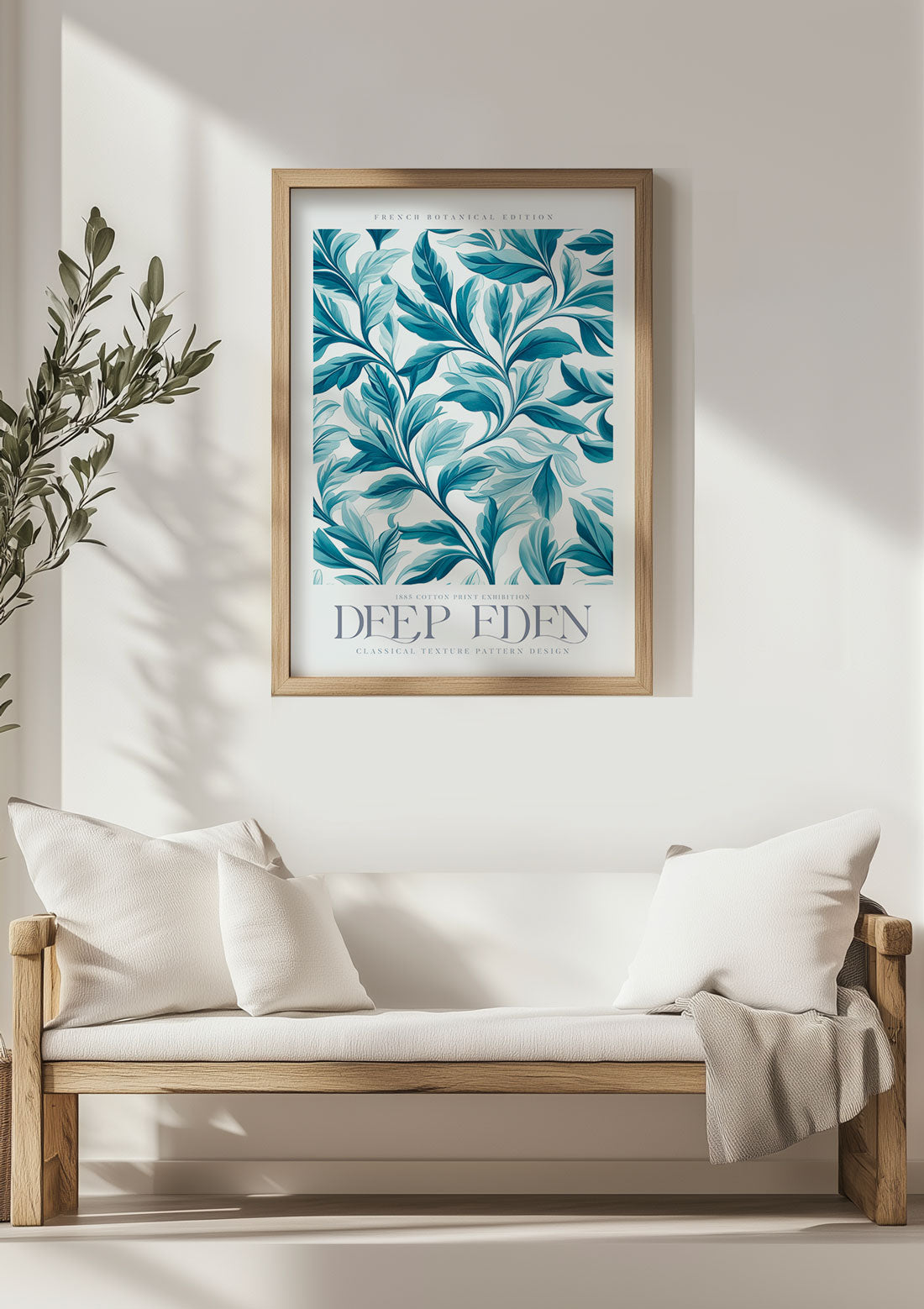 Une affiche murale style William Morris d'un feuillage turquoise vintage, sur un mur blanc, dans un salon.