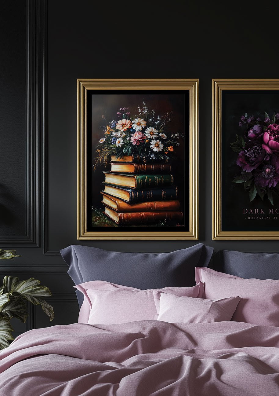 Mise en situation de la peinture à l'huile représentant des livres et des fleurs, sur un mur noir, dans une chambre.