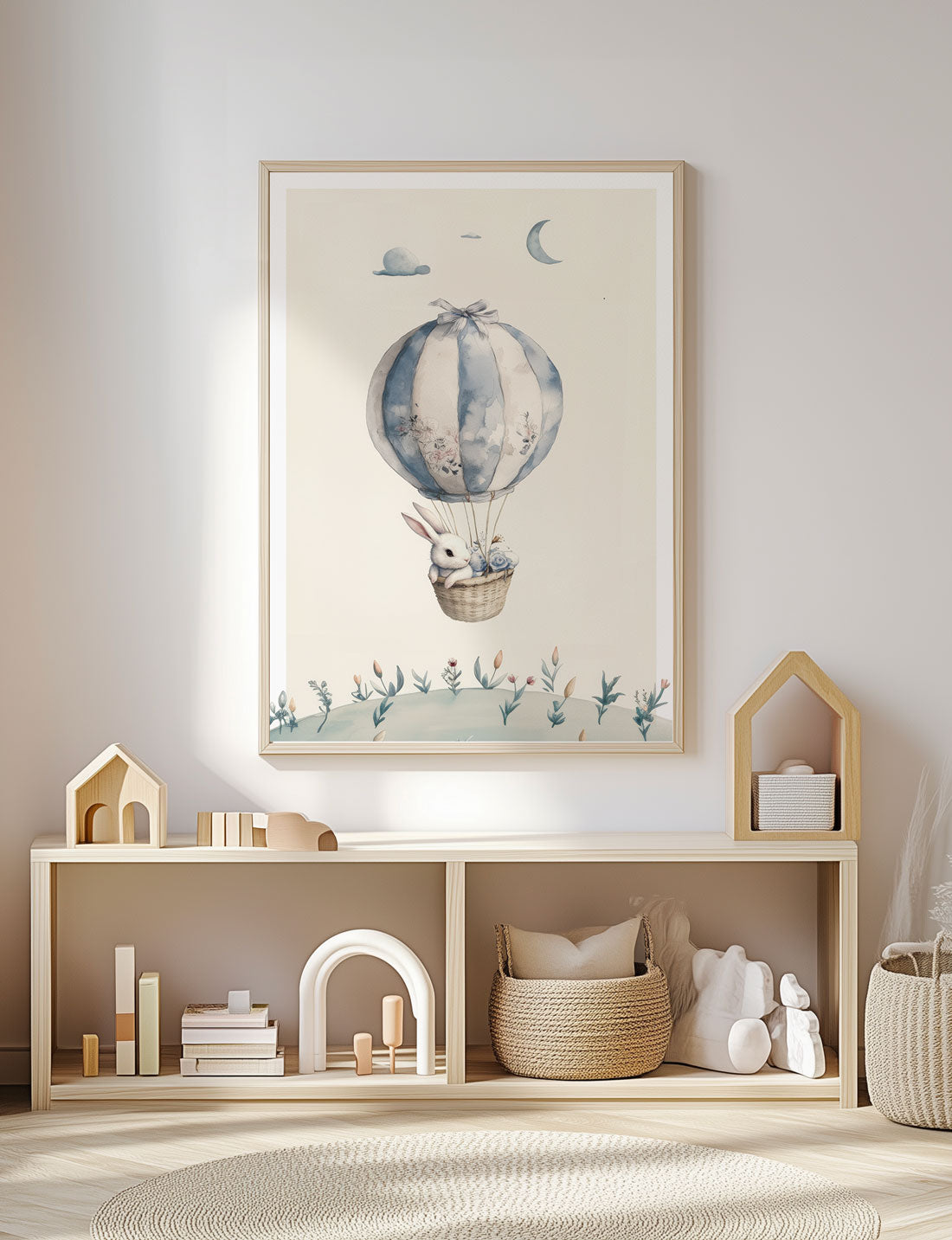 Affiche pour chambre bébé lapin dans montgolfière encadrée dans une salle de jeux