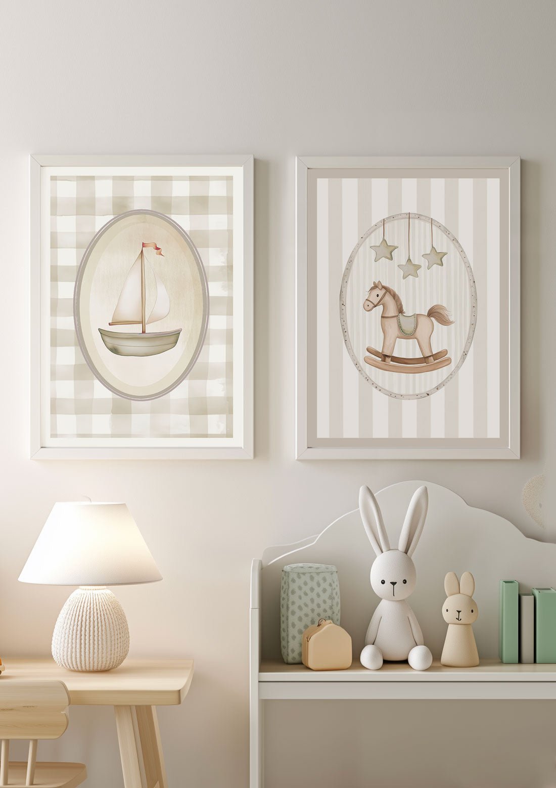 Affiche chambre enfant cheval à bascule beige encadrée à coté d'une autre affiche.