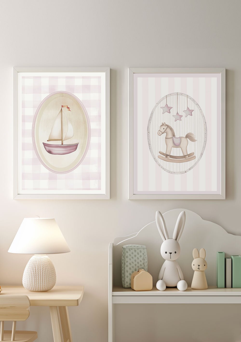 Affiche chambre enfant cheval à bascule rose encadrée à coté d'une autre affiche.