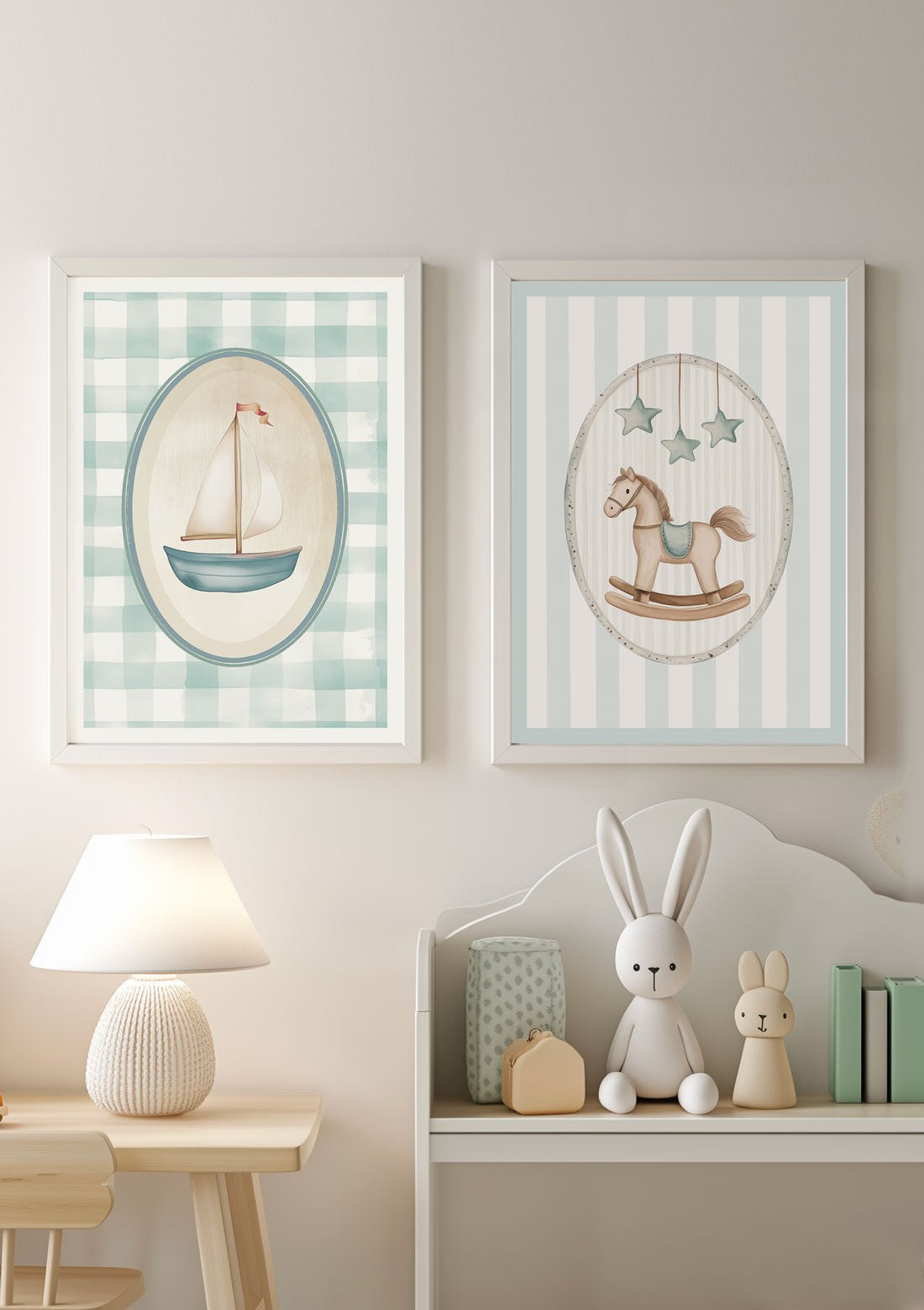 Affiche chambre enfant cheval à bascule bleu encadrée à coté d'une autre affiche.