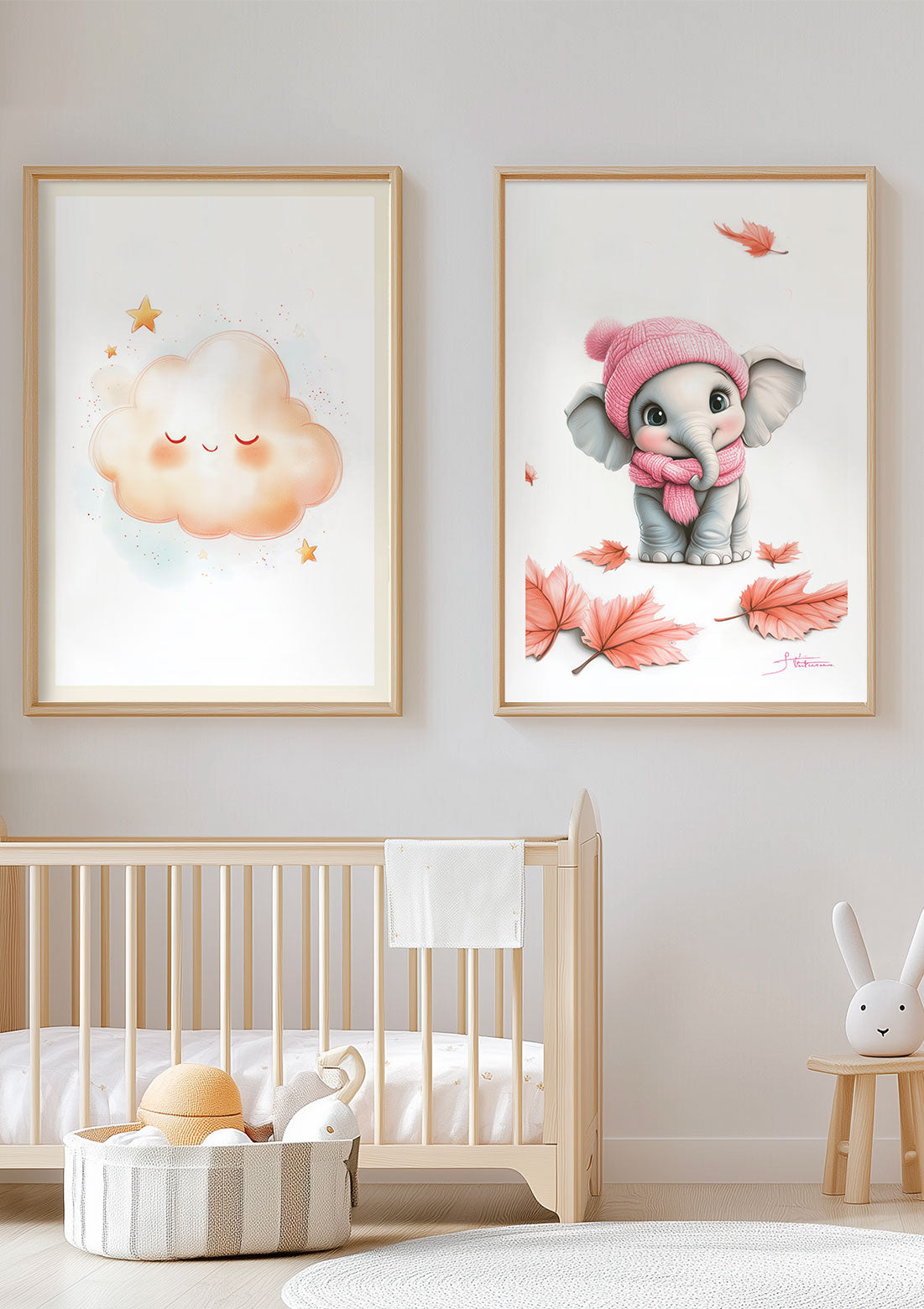 Affiche chambre enfant d'un éléphant au bonnet rose encadrée à coté d'une autre affiche.