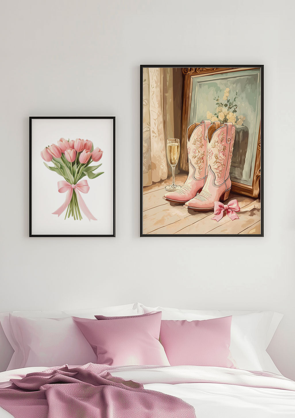 Affiche Botte de Cowboy et affiche tulipe aux tons roses encadrées sur le mur d'une chambre.