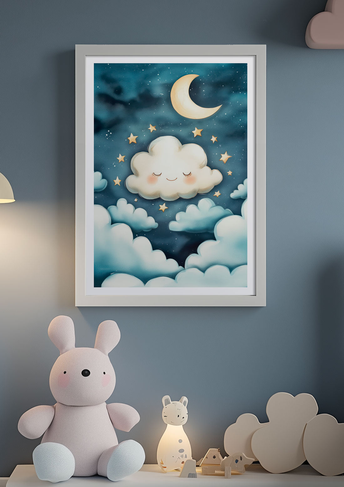 Affiche pour chambre bébé nuages dans la nuit étoilée encadrée dans chambre enfant.
