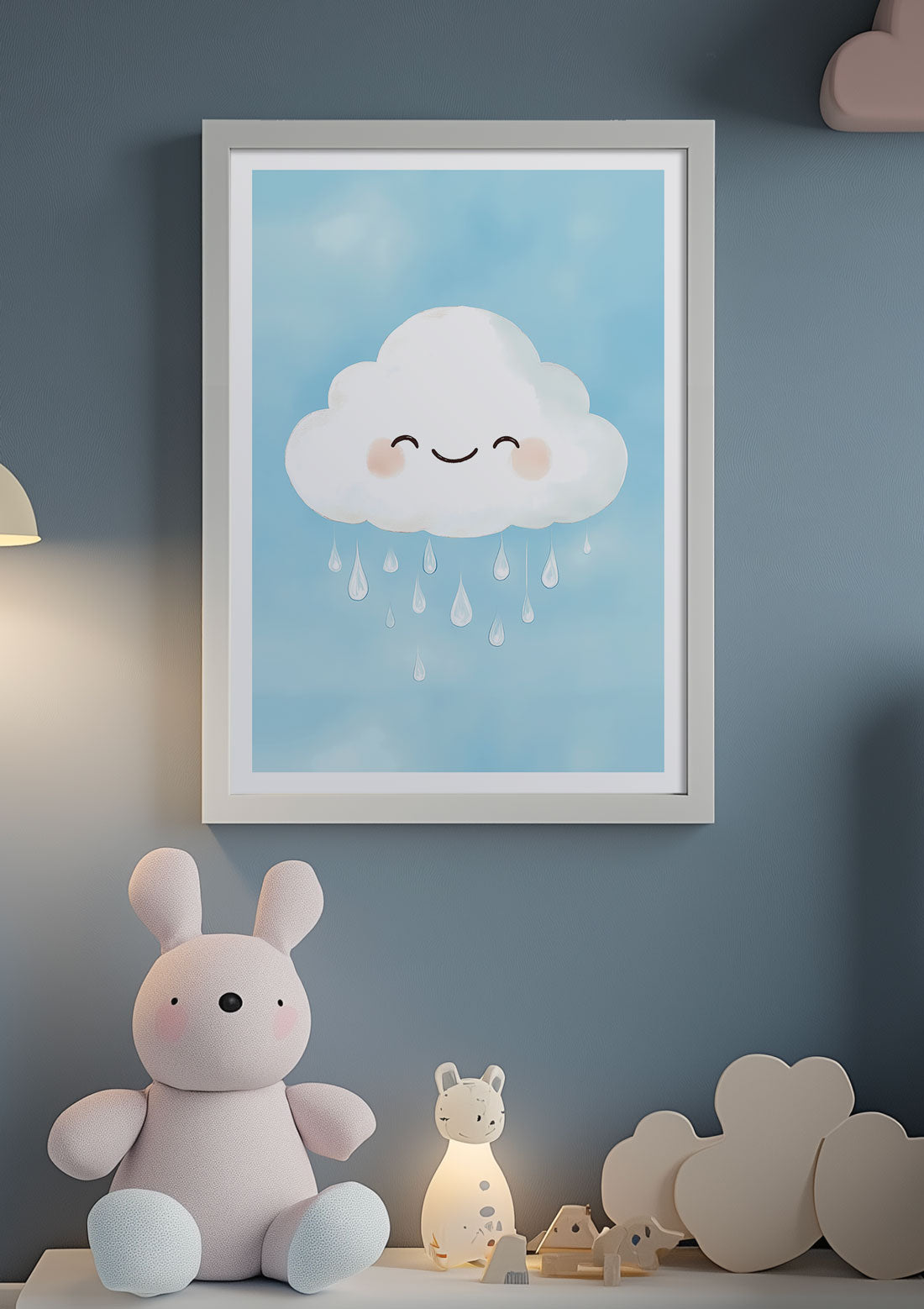 Affiche pour chambre bébé nuage pluvieux encadrée sur le mur d'une chambre d'enfant.