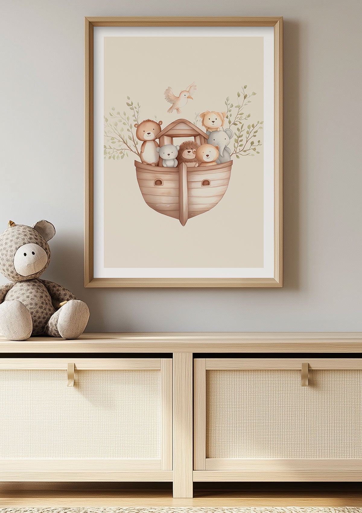 Affiche pour chambre bébé animaux dans un bateau encadrée au dessus d'un meuble.