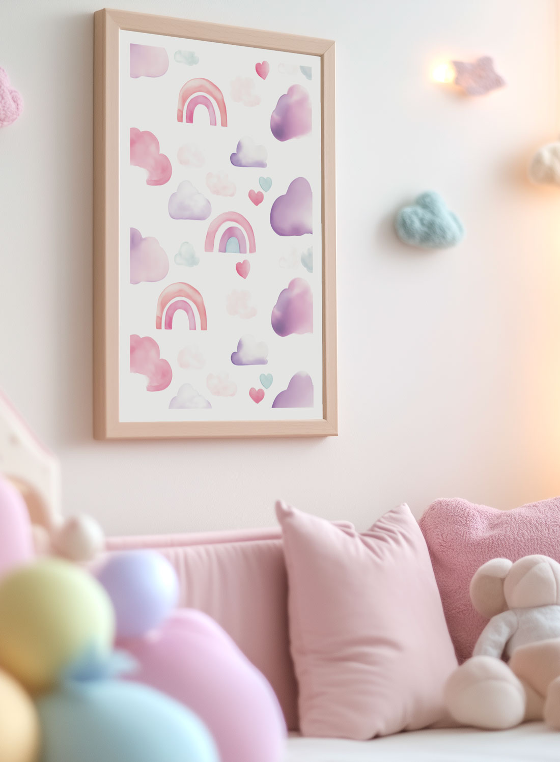 Affiche chambre enfant arc en ciel, cœurs et nuages encadrée au dessus d'un lit.