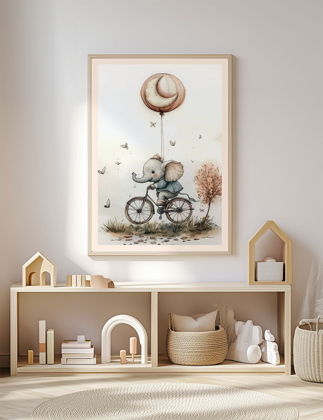 Affiche chambre enfant éléphant à vélo et ballon, encadrée dans une salle de jeux.