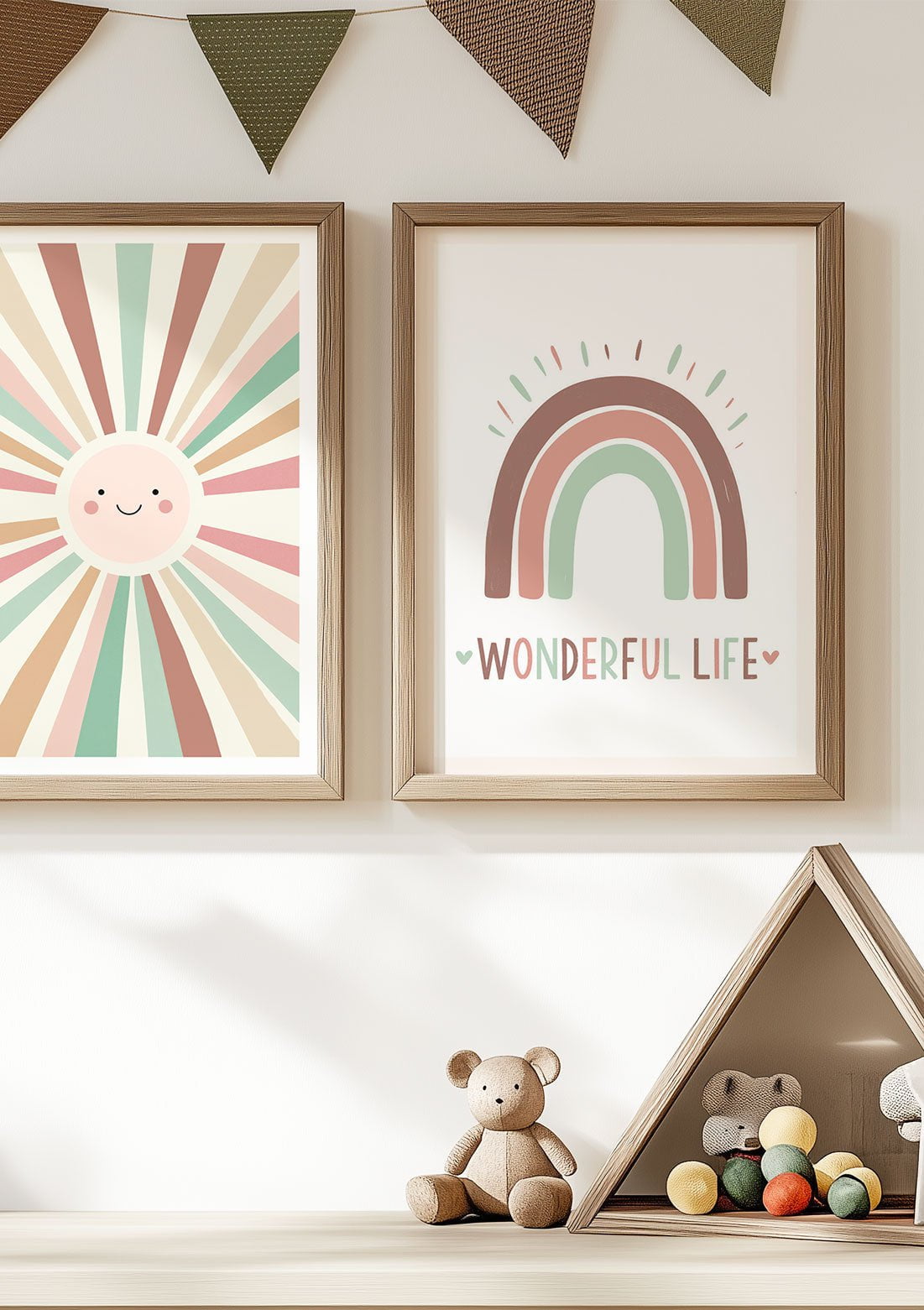 Mise en situation de l'affiche pour chambre bébé arc-en-ciel beige pastels à coté d'une autre affiche.