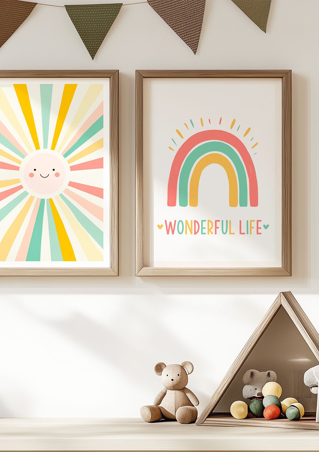 Mise en situation de l'affiche pour chambre bébé arc-en-ciel jaune pastels à coté d'une autre affiche.