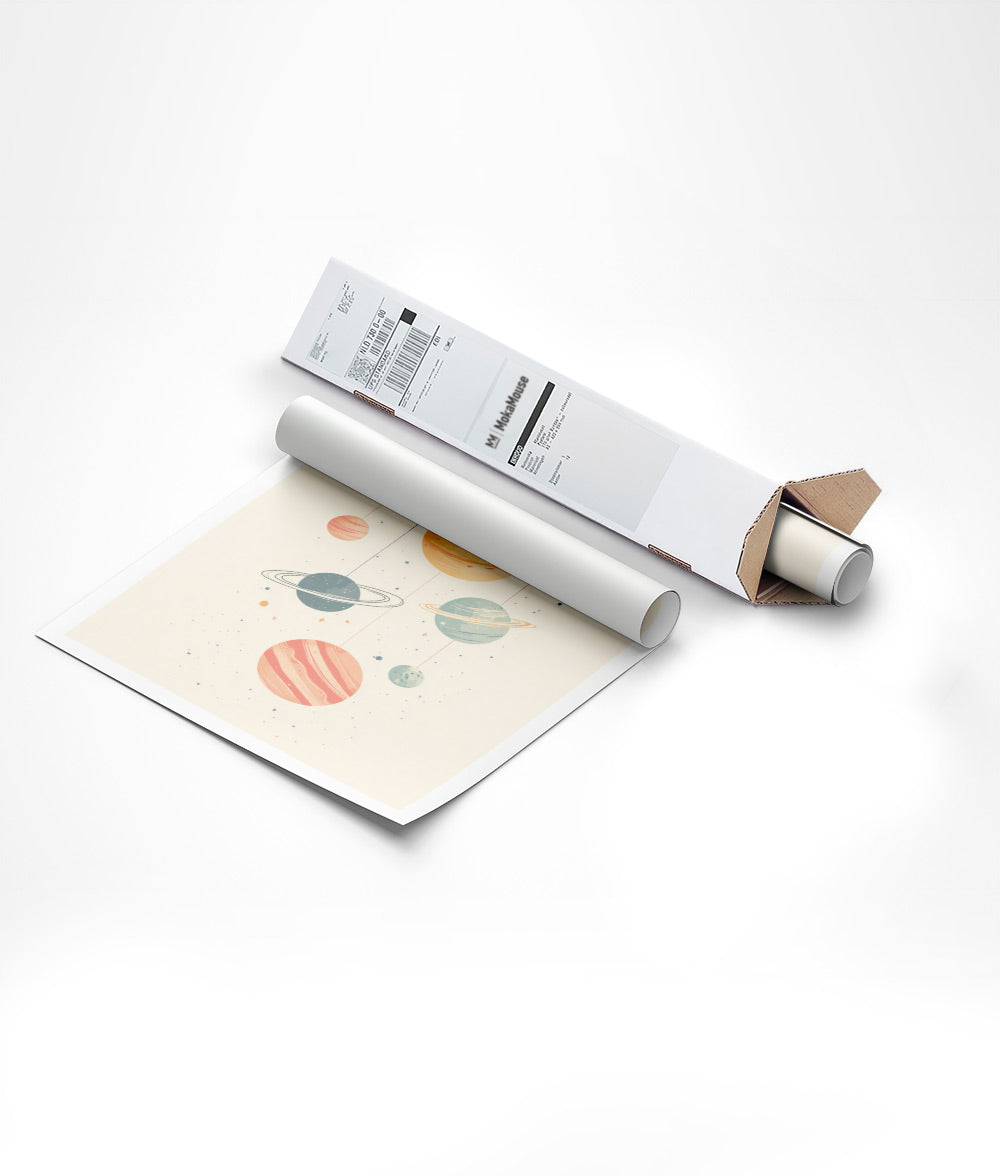 Emballage de l'affiche chambre enfant planètes suspendues dans carton triangulaire.