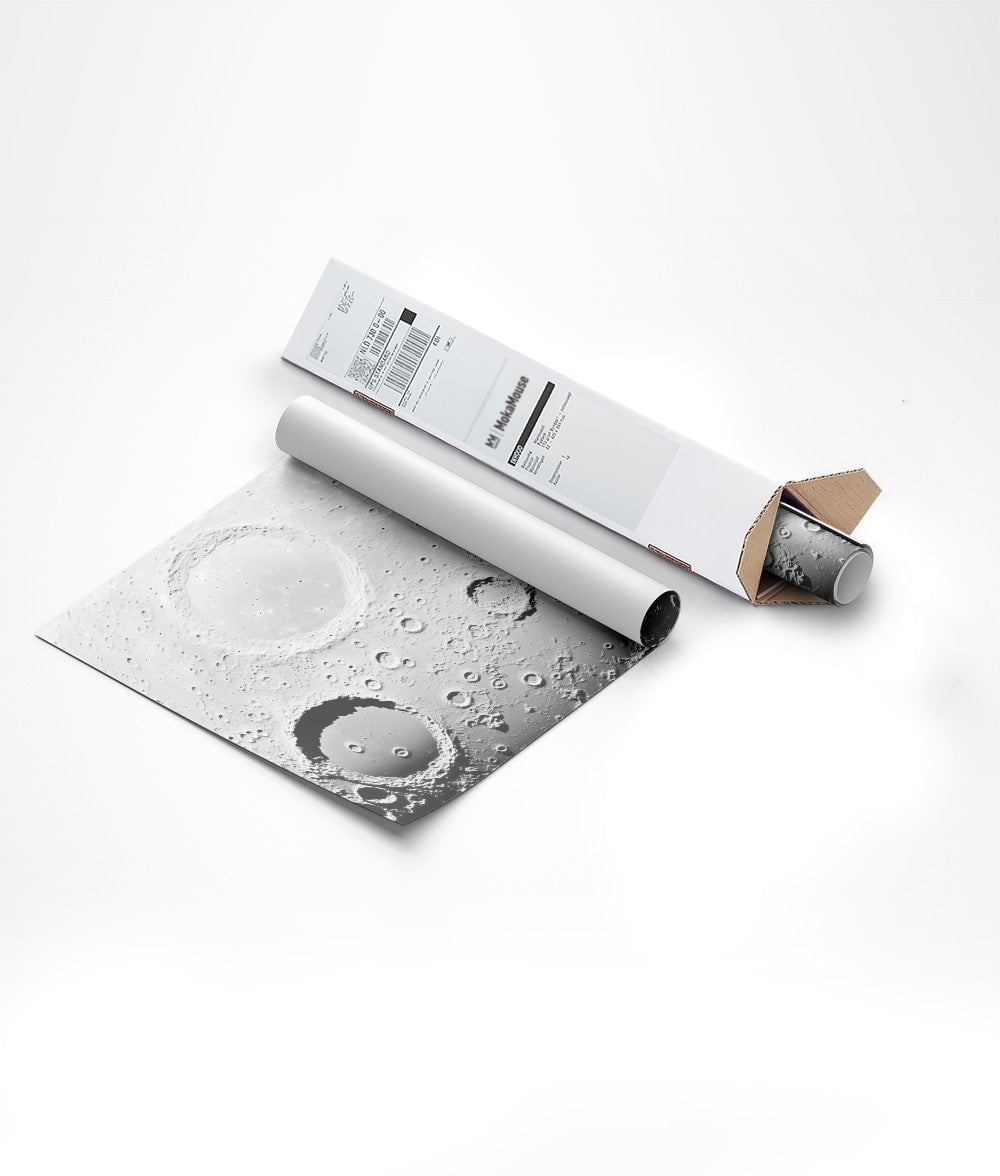 Poster photo surface lumineuse de la lune, emballée dans un carton triangulaire.