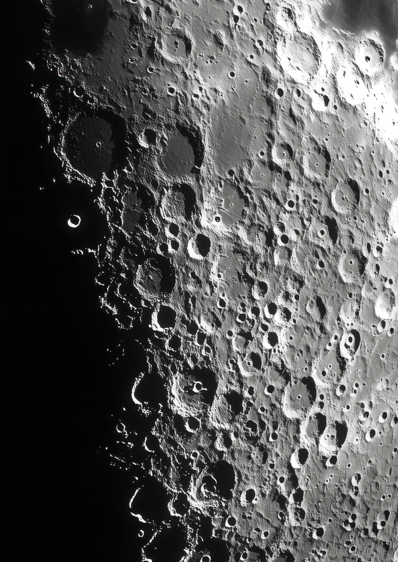 Poster photo d'un zoom sur les cratères de la lune, en noir et blanc.