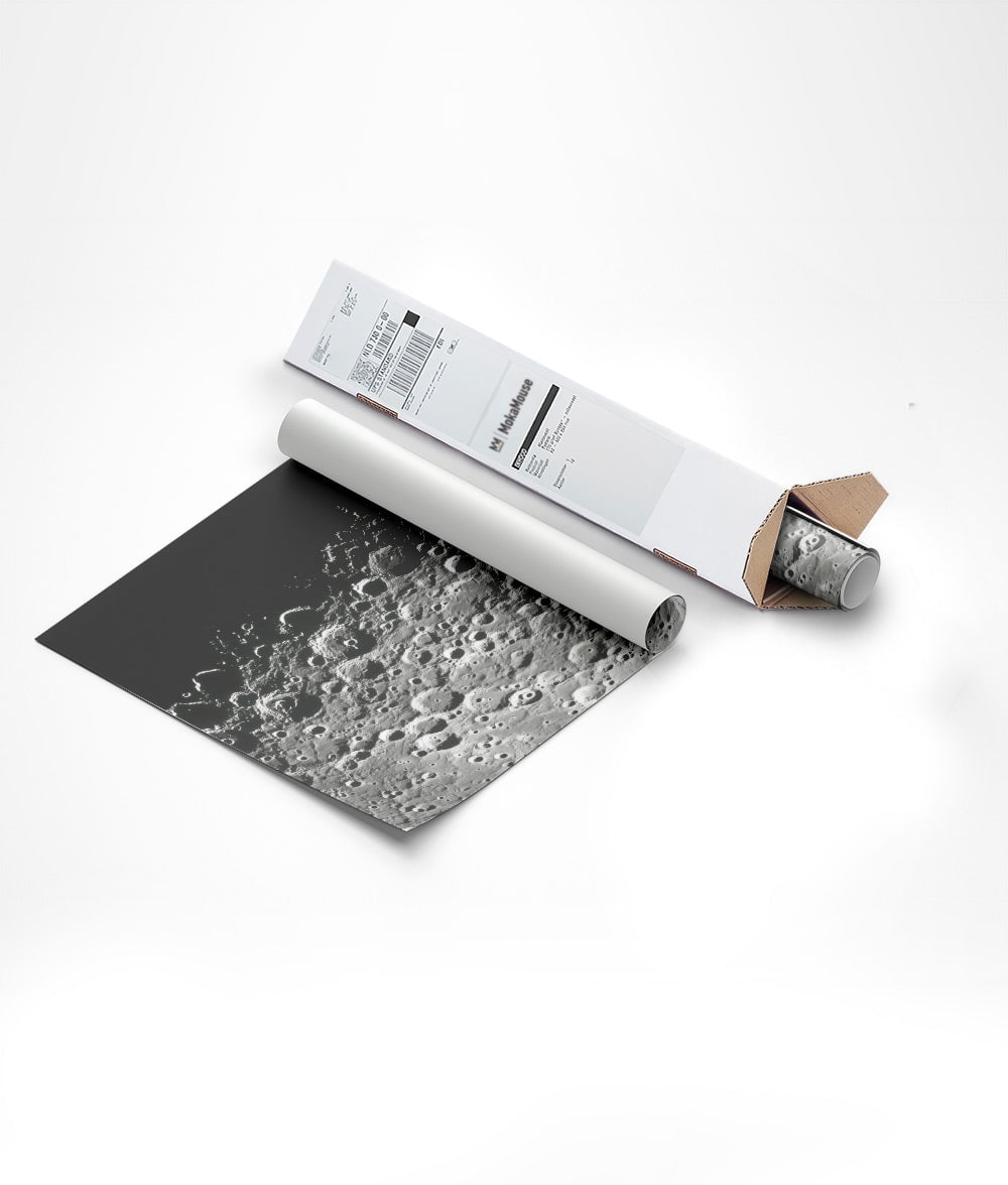 Emballage de l'affiche zoom sur la lune, dans un carton triangulaire.