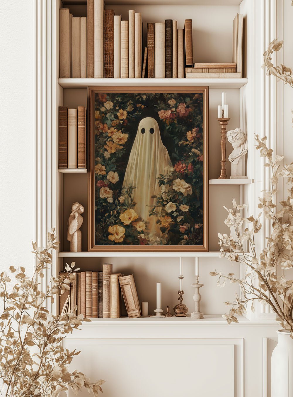 Mockup encadré de l'affiche du fantome, dans une Décoration de cabinet de curiosités blanche