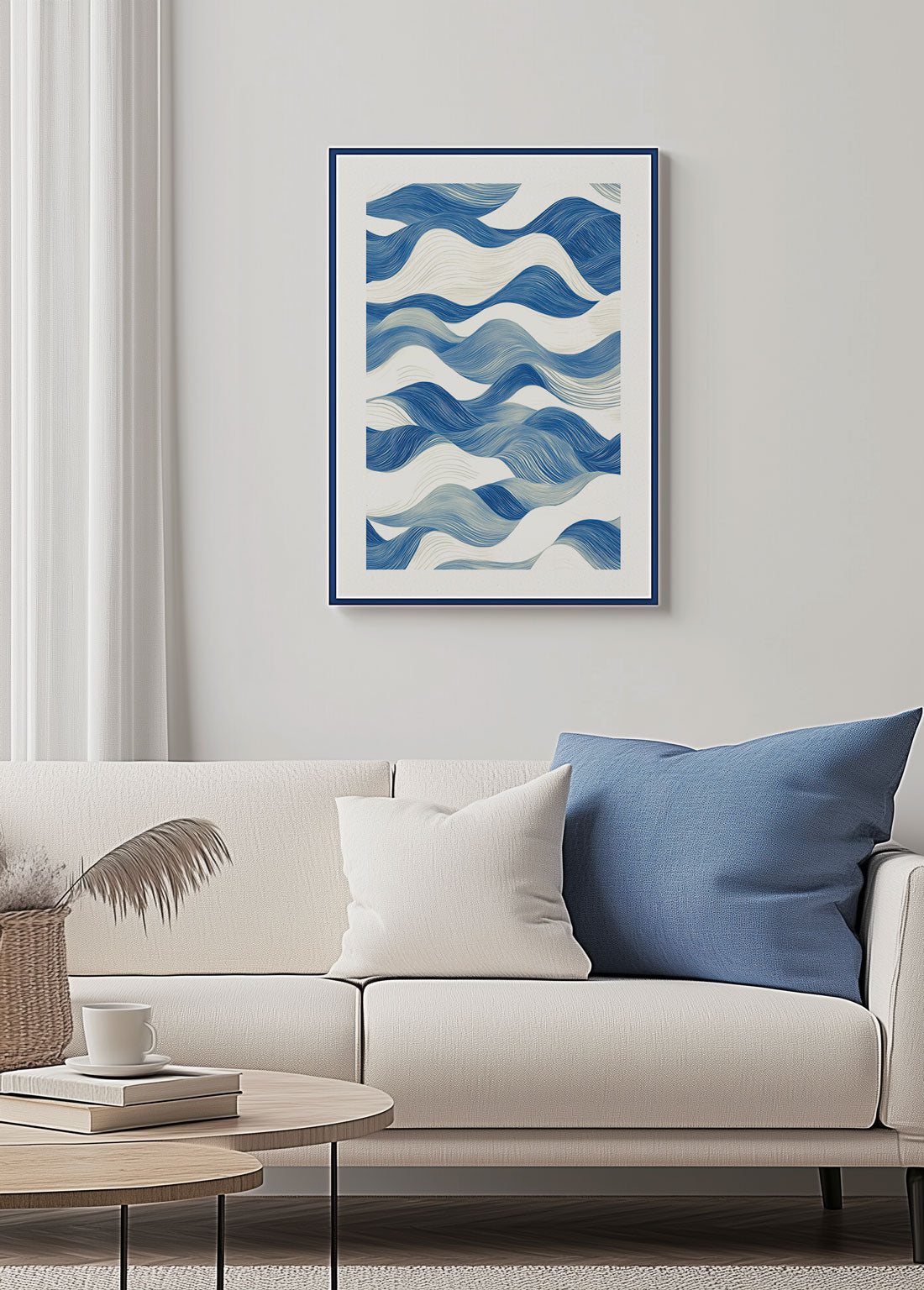 Affiche murale contemporaine vagues bleues et blanches encadrée au dessus d'un canapé.
