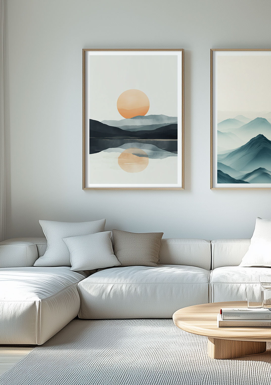 Duo d'affiche minimaliste encadrée au dessus d'un canapé.