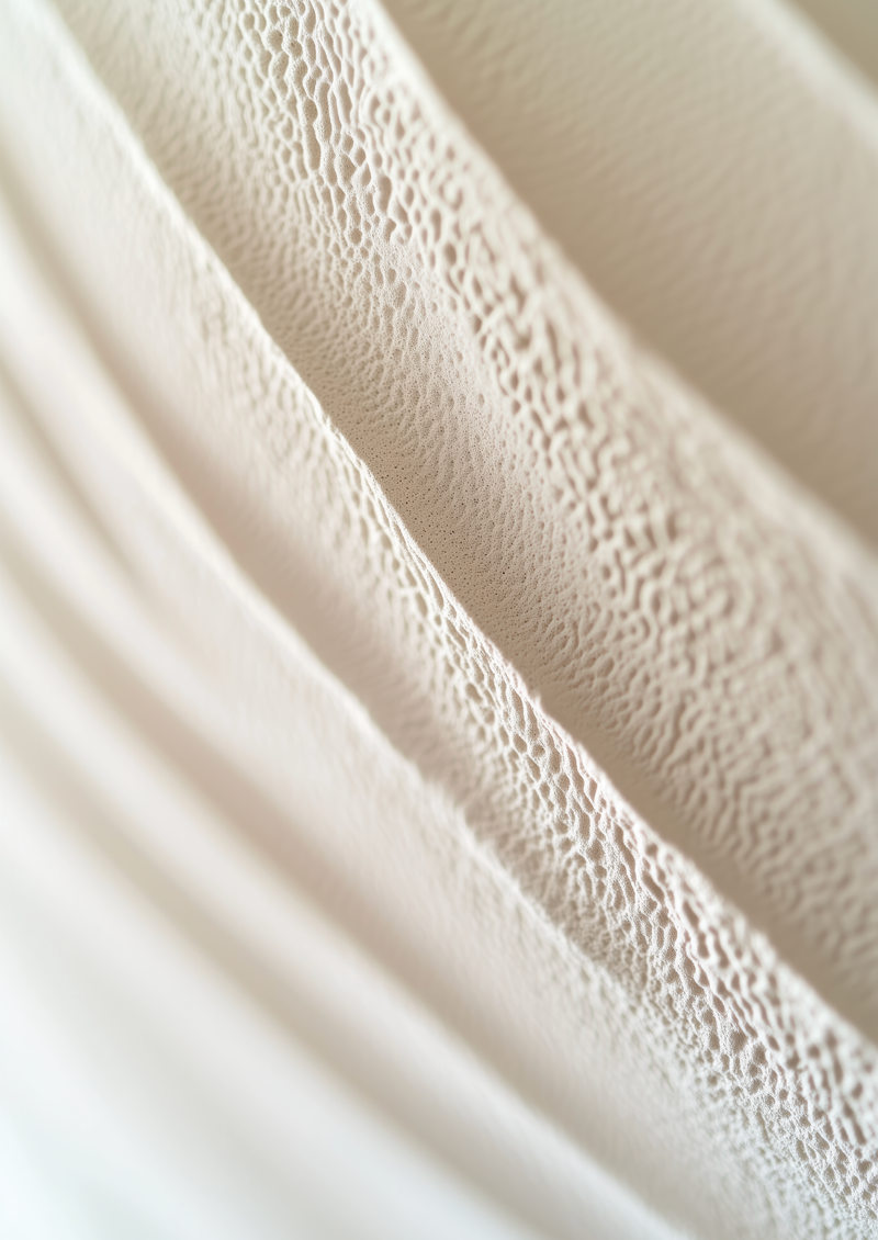 Affiche murale minimaliste d'un focus sur une œuvre en plâtre de couleur crème.