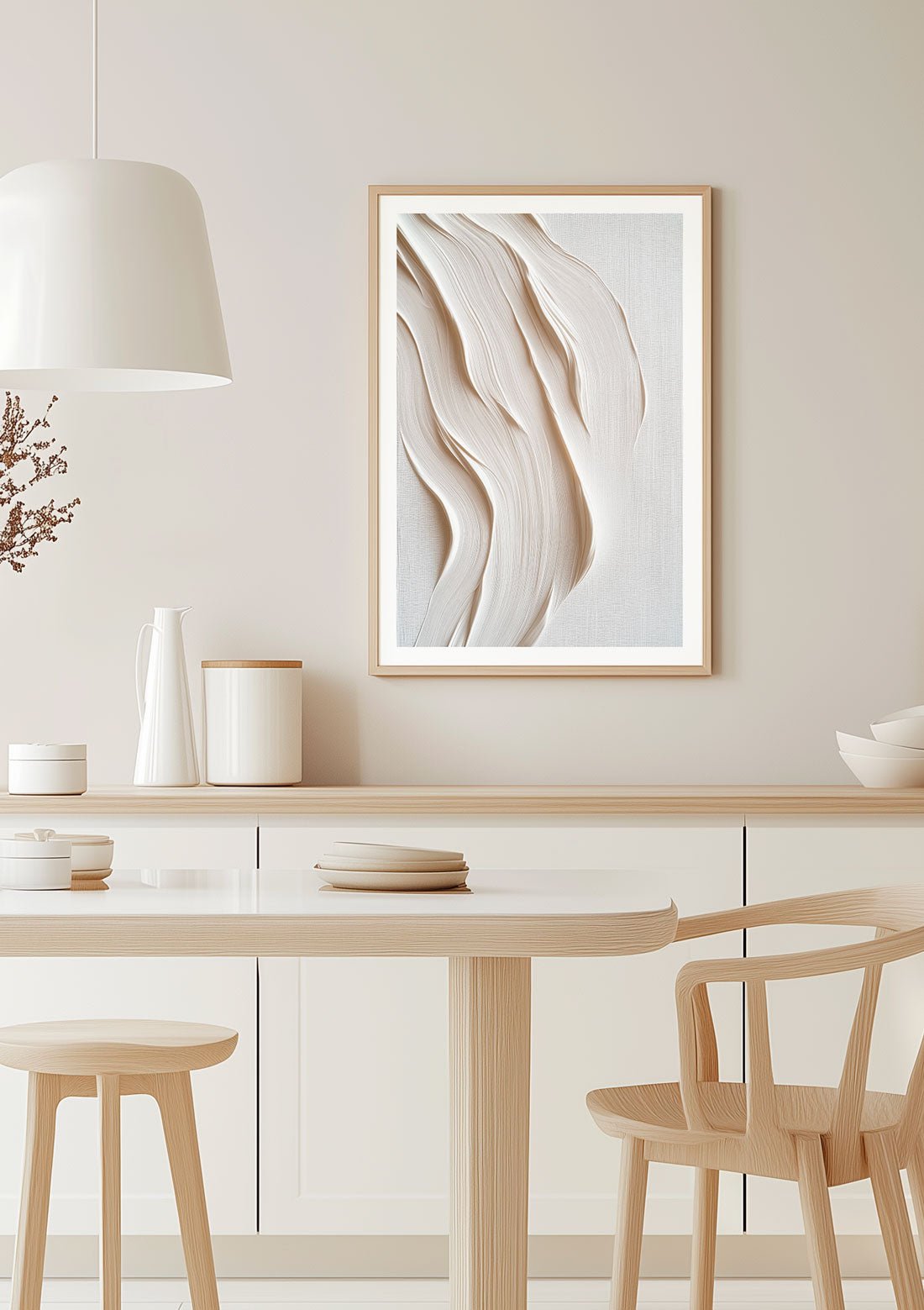 Affiche de plâtre étalée sur toile de lin, encadrée dans une cuisine blanche épurée.