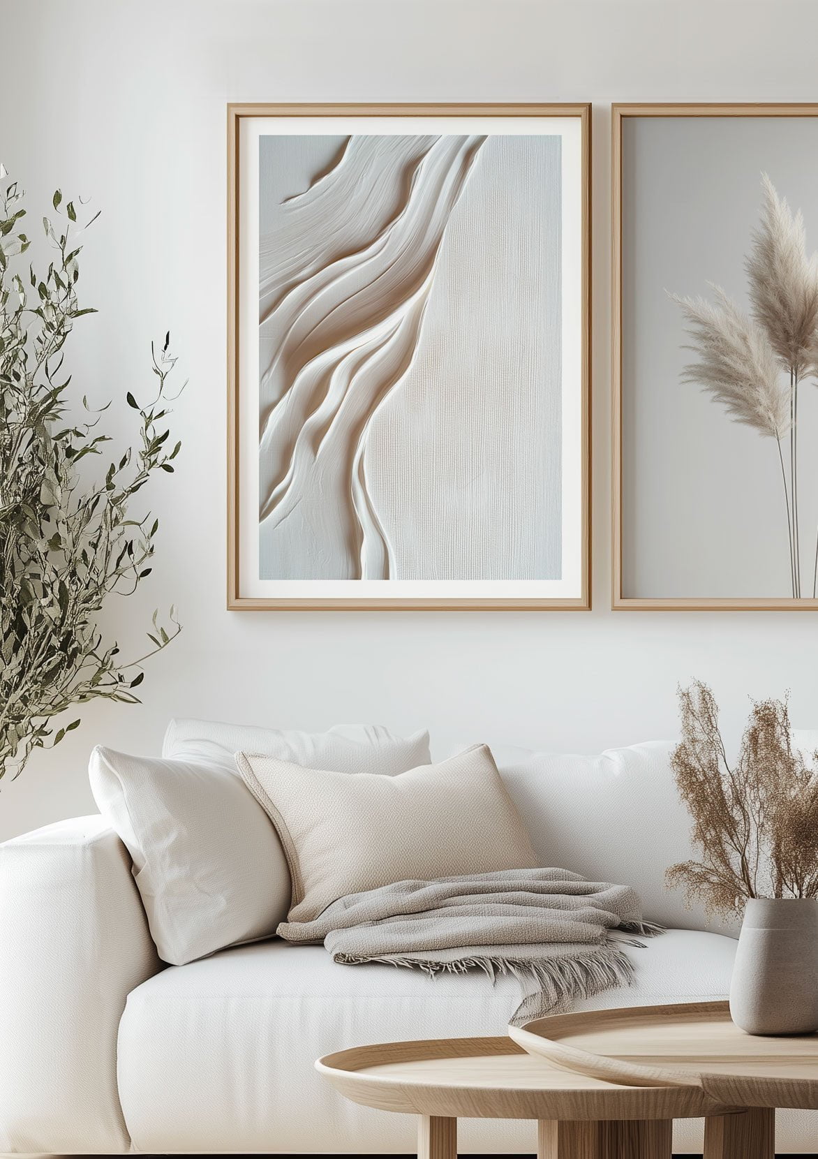 Mise en situation de deux affiches minimalistes dans un salon épuré.