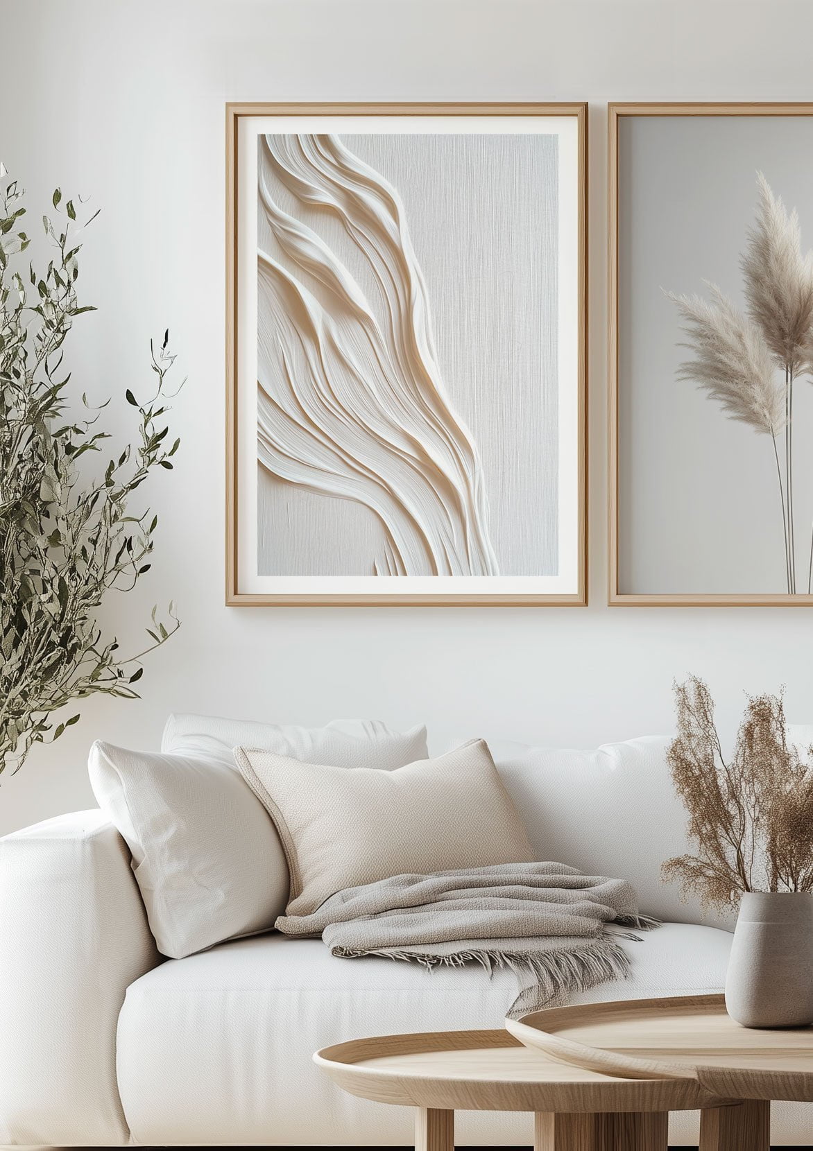 Duo d'affiches contemporaine encadrées dans un salon au dessus d'un canapé.