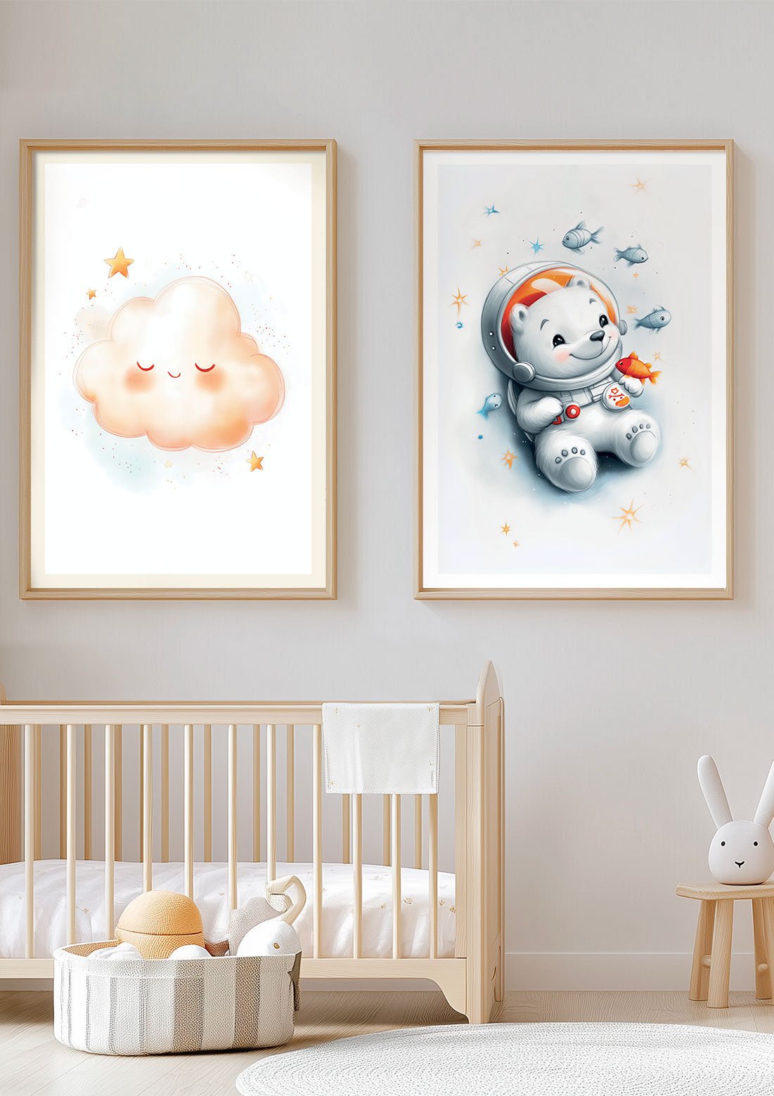 Duo d'affiche pour chambre bébé encadrée sur le mur d'une chambre.