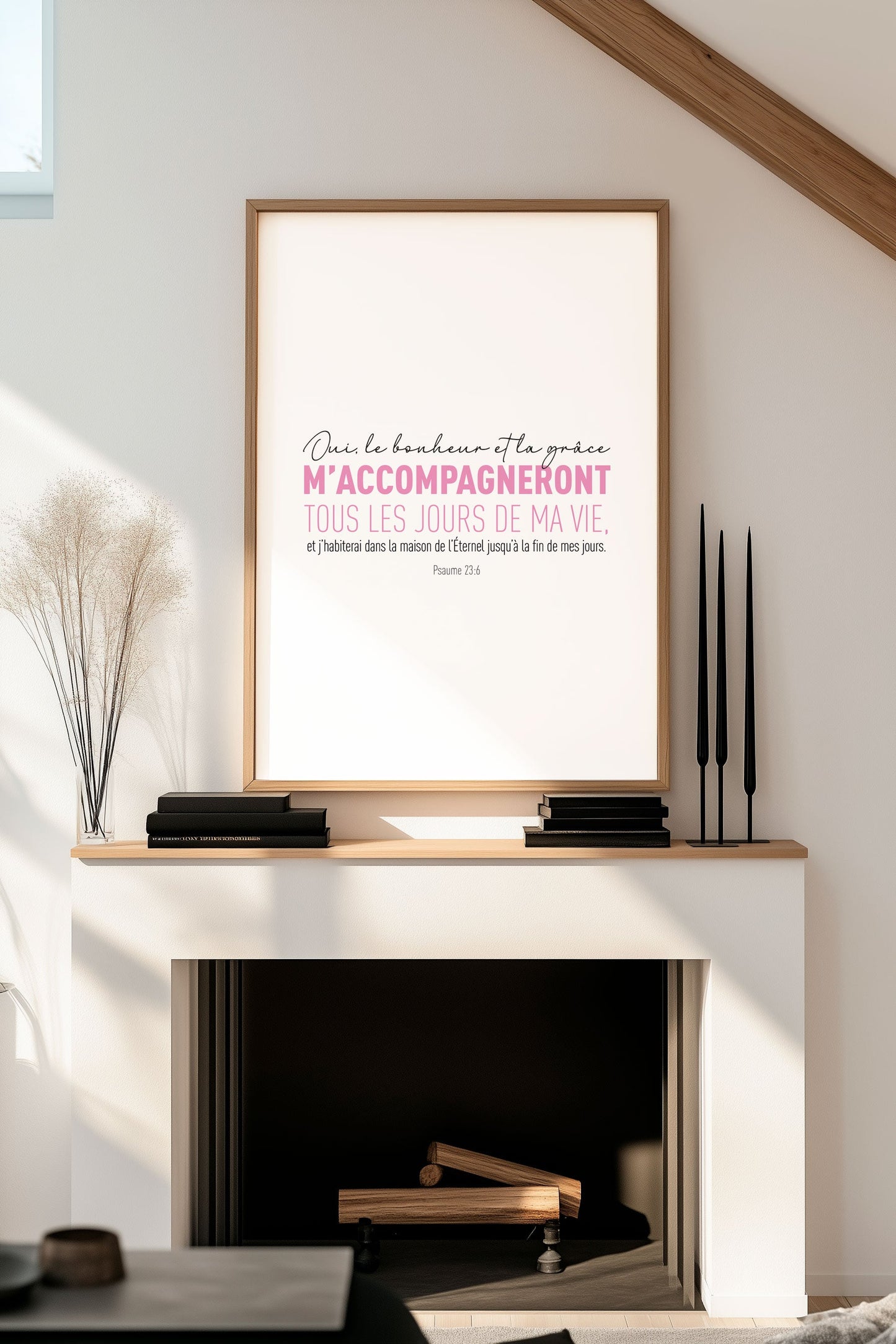 Affiche chrétienne du psaume 23:6 en coloris rose encadrée dans un salon