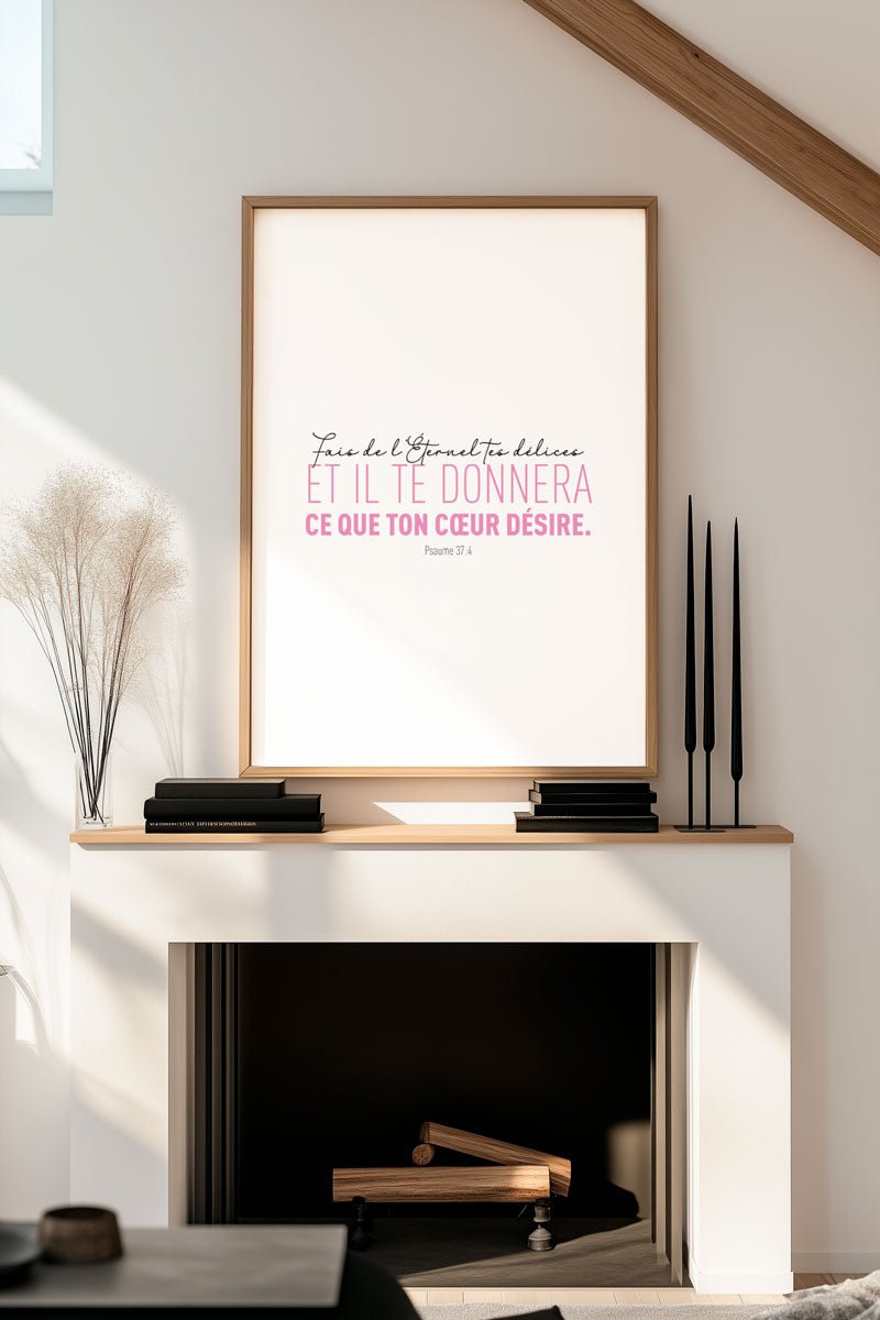 Affiche chrétienne verset de la bible psaume 37:4 couleur rose, encadrée sur un mur
