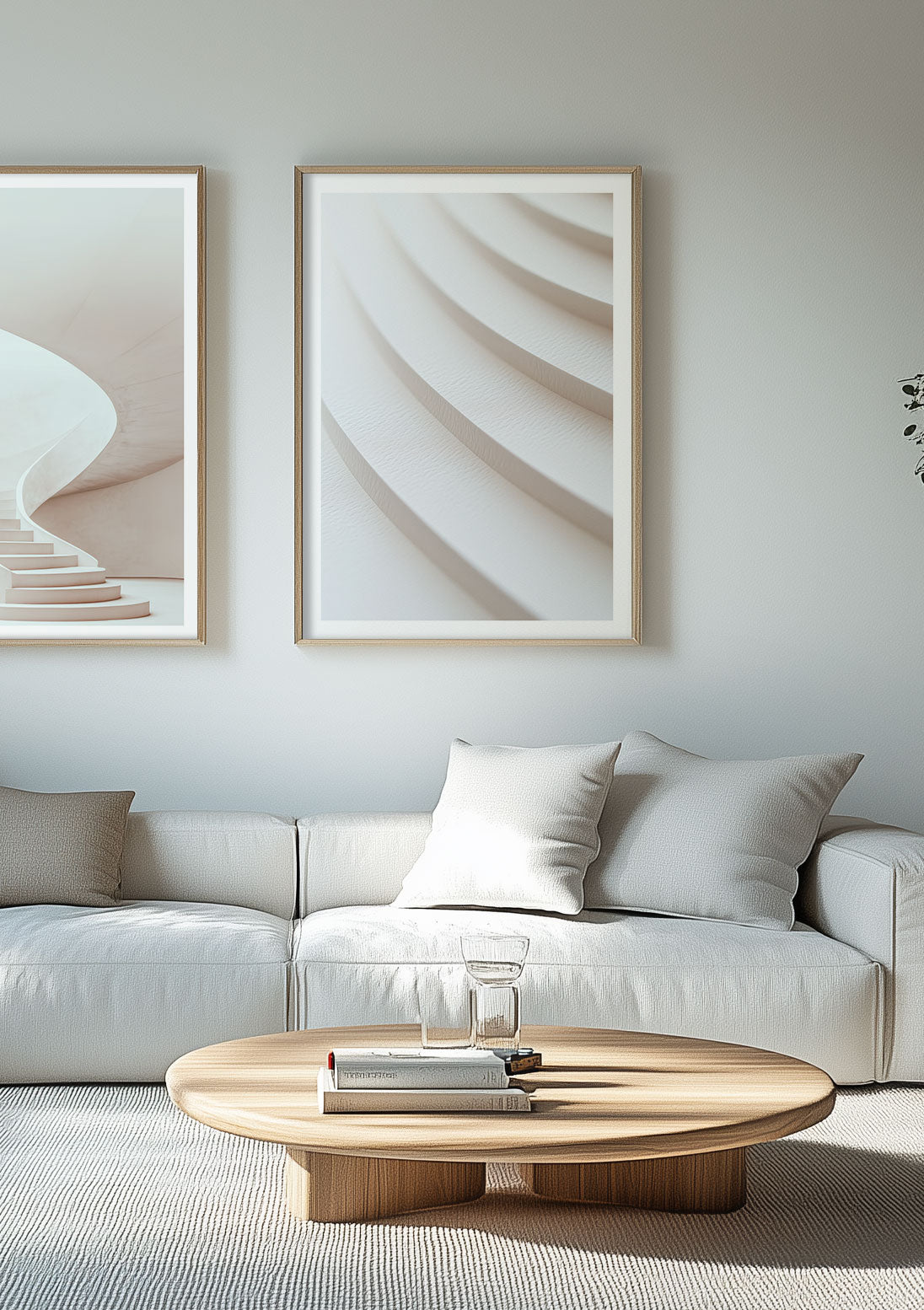 Duo d'affiche contemporaine épurée encadrées dans un salon.