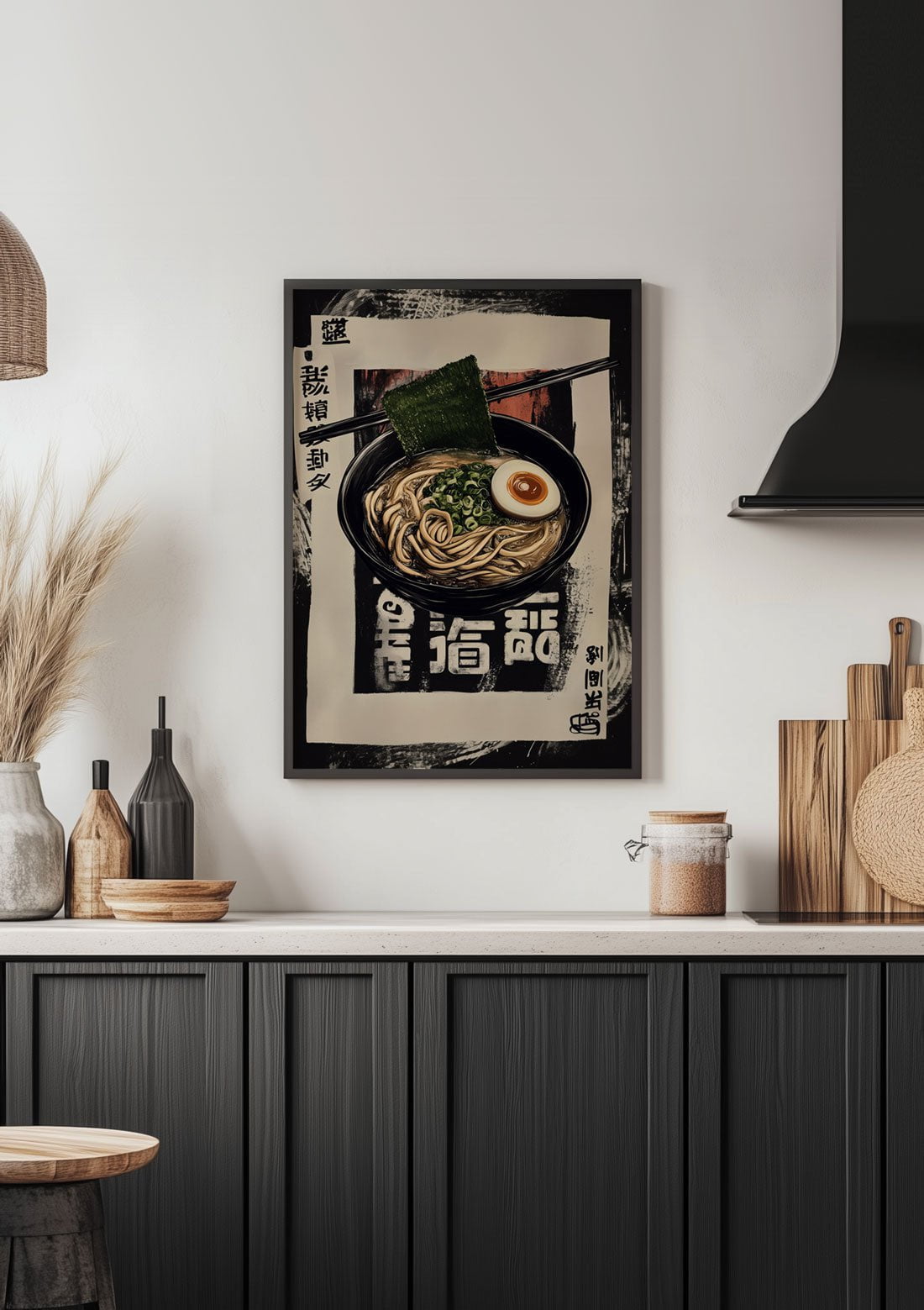Affiche ramen et feuille de nori mise en situation sur le mur d'une cuisine.