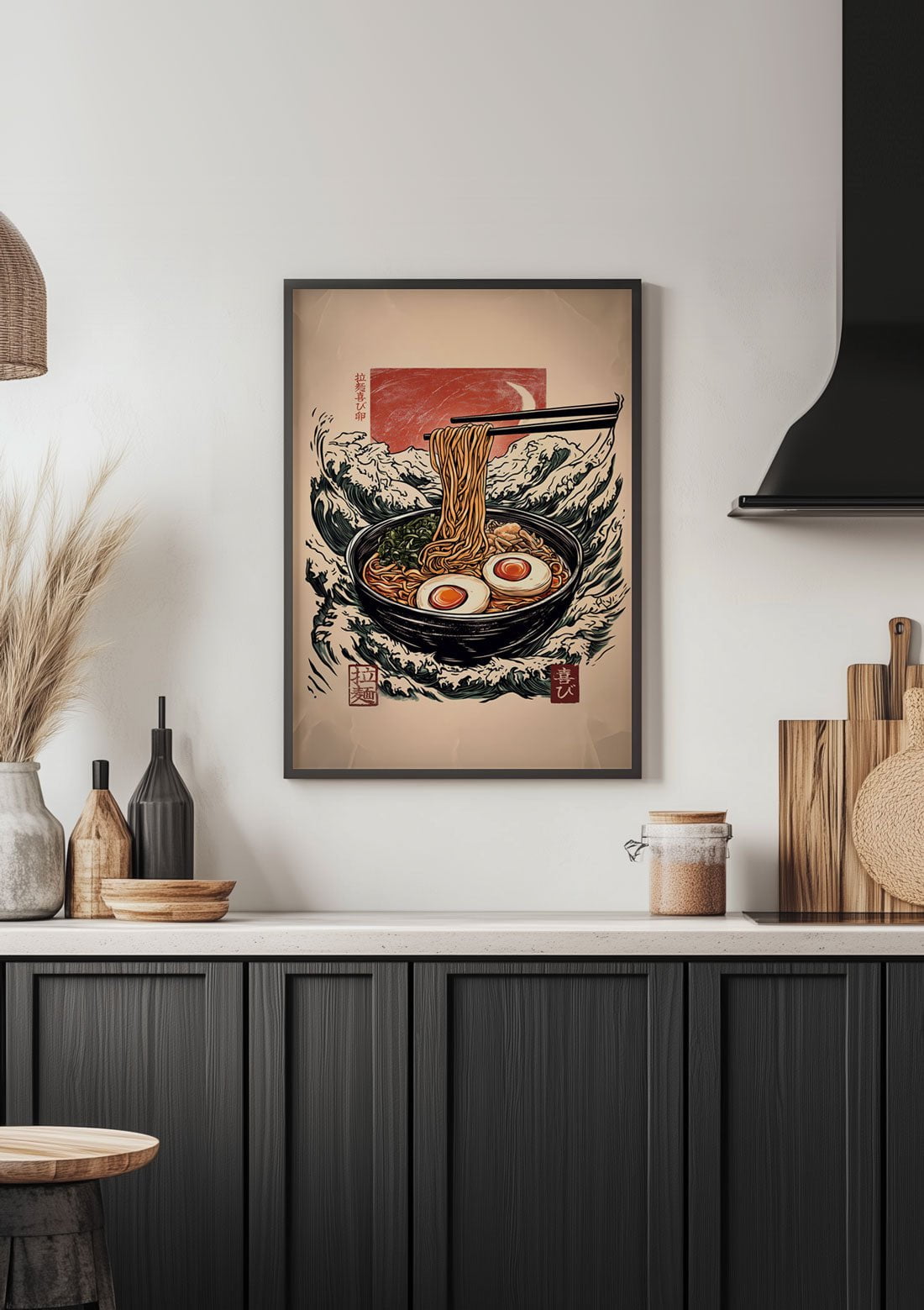 Affiche bol de nouilles et vagues, encadrée sur le mur d'une cuisine.